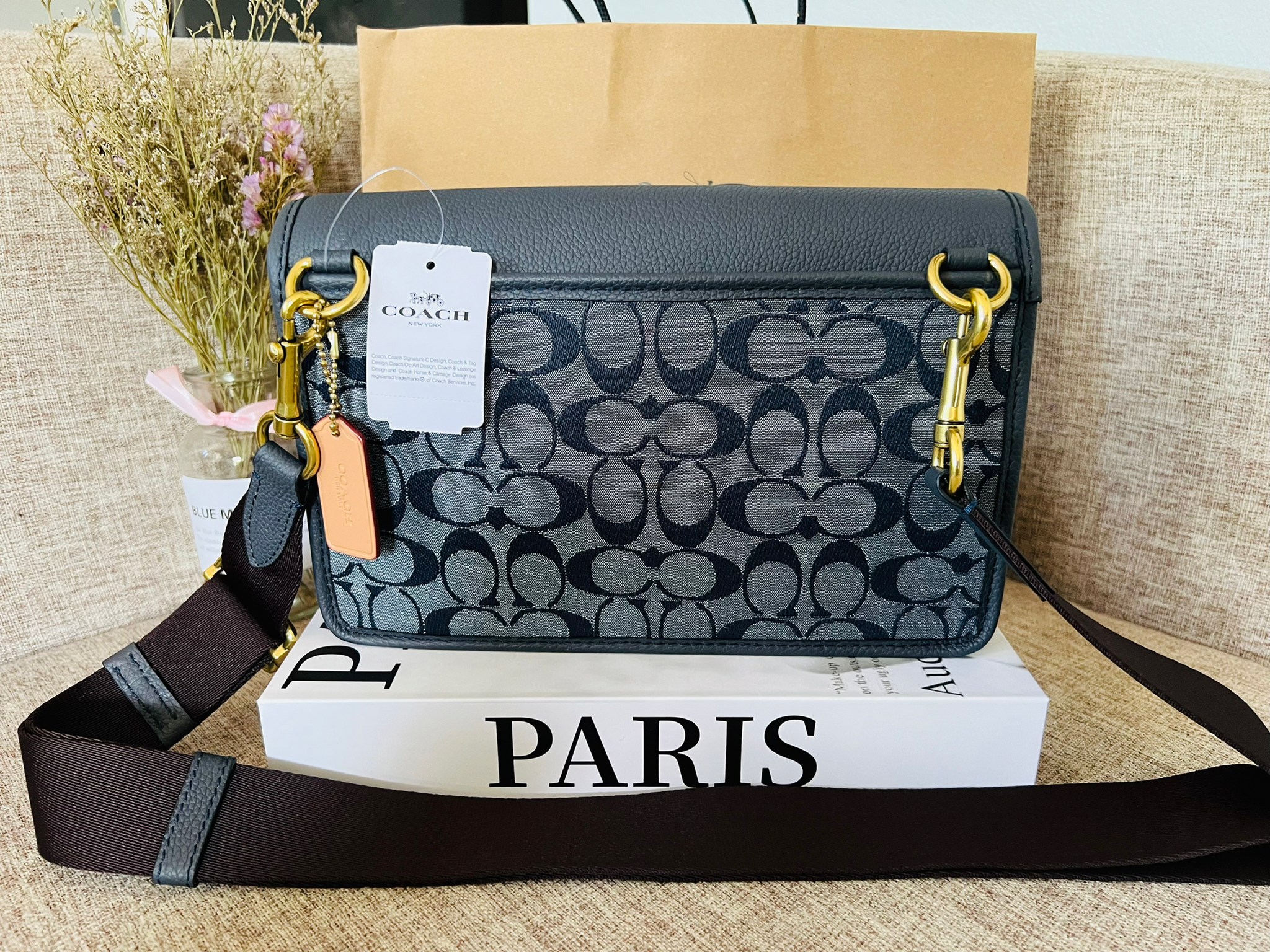 COACH Turner Flap Crossbody In Signature Chambray C8185 กระเป๋าสะพายหนังแชมเบรย์ซิกเนเจอร์และหนังธรรมชาติ ด้านในกระเป๋าซิป กระดุมแป๊ก ซับในหนัง กระเป๋าสลิปด้านนอก สายสะพายถอดได้ ยาว 25” สำหรับสะพายไหล่หรือสะพายข้าง