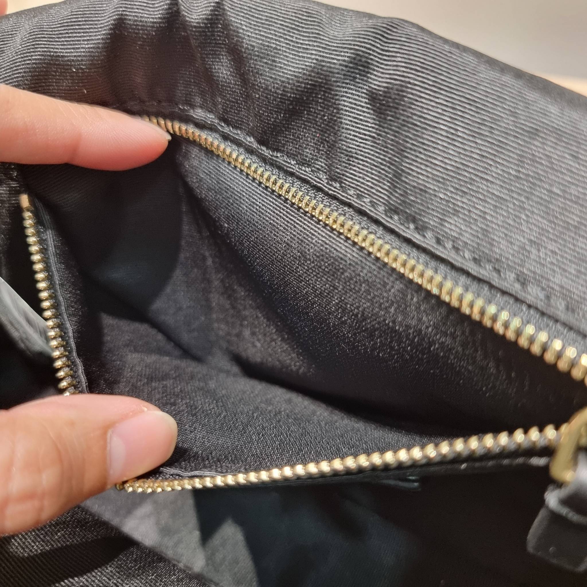 MARC JACOBS THE J MARC SHOULDER BAG คอลเลคชั่นใหม่ล่าสุด สวยฟาดกว่าใคร ใบไหนๆก็ต้องหลีก กับกระเป๋าสะพายไหล่สุดหรู รูปทรงใช้งานง่าย ดีไซน์เรียบ แต่แฝงไปด้วยความผู้ดี ดูแพง