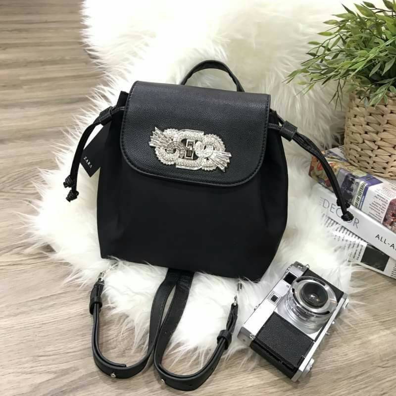 ZARA GAM DETAIL BLACK BACKPACK 2017 กระเป๋าเป้สีดำ ขนาดกำลังน่ารัก ด้านหน้าประดับเพชร และ crystal เพิ่มความ สวยหรู Diamante collection เปิดปิด ด้วยล็อคบิด ภายในมีโลโก้ และช่องใส่ของ พร้อมสายสะพาย โซ่ต่อหนัง ปรับระดับได้ ตัวจริงสวยหรูดูดีเข้าได้กับทุกชุดค่