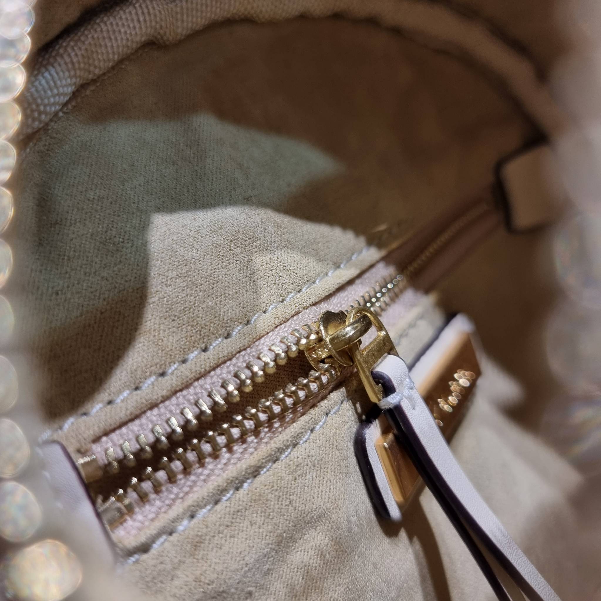 TORY BURCH T MONOGRAM FLORAL MOON CROSSBODY BAG คอลเลคชั่นใหม่ น่ารักให้ใจไปเลย กับประเป๋าสะพายทรงสวย ดีไซน์ใหม่ล่าสุด สไตล์งานคราฟ มีลูกเล่นประดับดอกไม้