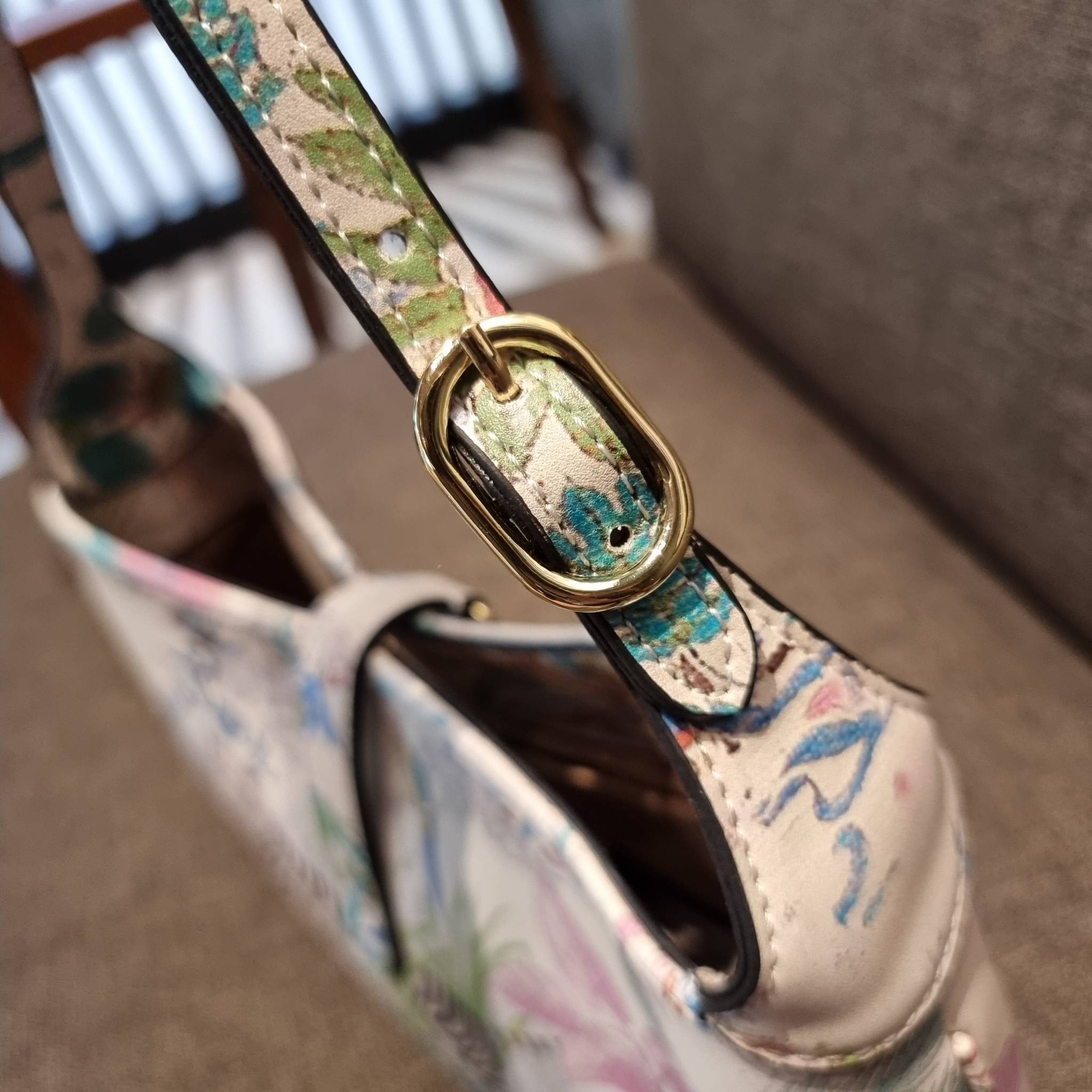 GUCCI SHOULDER BAG โปรเจคฉลองปีเสือ ปังฉุดไม่อยู่!! คอลเลคชั่นยอดฮิต GC multi bag ไซส์ใหญ่น่าสะพาย ดีไซน์ลวดลายชิคมากๆ!! โดดเด่นไม่ซ้ำใคร กับกระเป๋าสะพายวีไอพี พรีเมี้ยมกิ๊ฟที่จะทำให้หลงรักกันไปแบบสุดๆ มีดีเทลแฝงความหรูในตัว วัสดุหนังสังเคราะห์พรินท์ลายคม