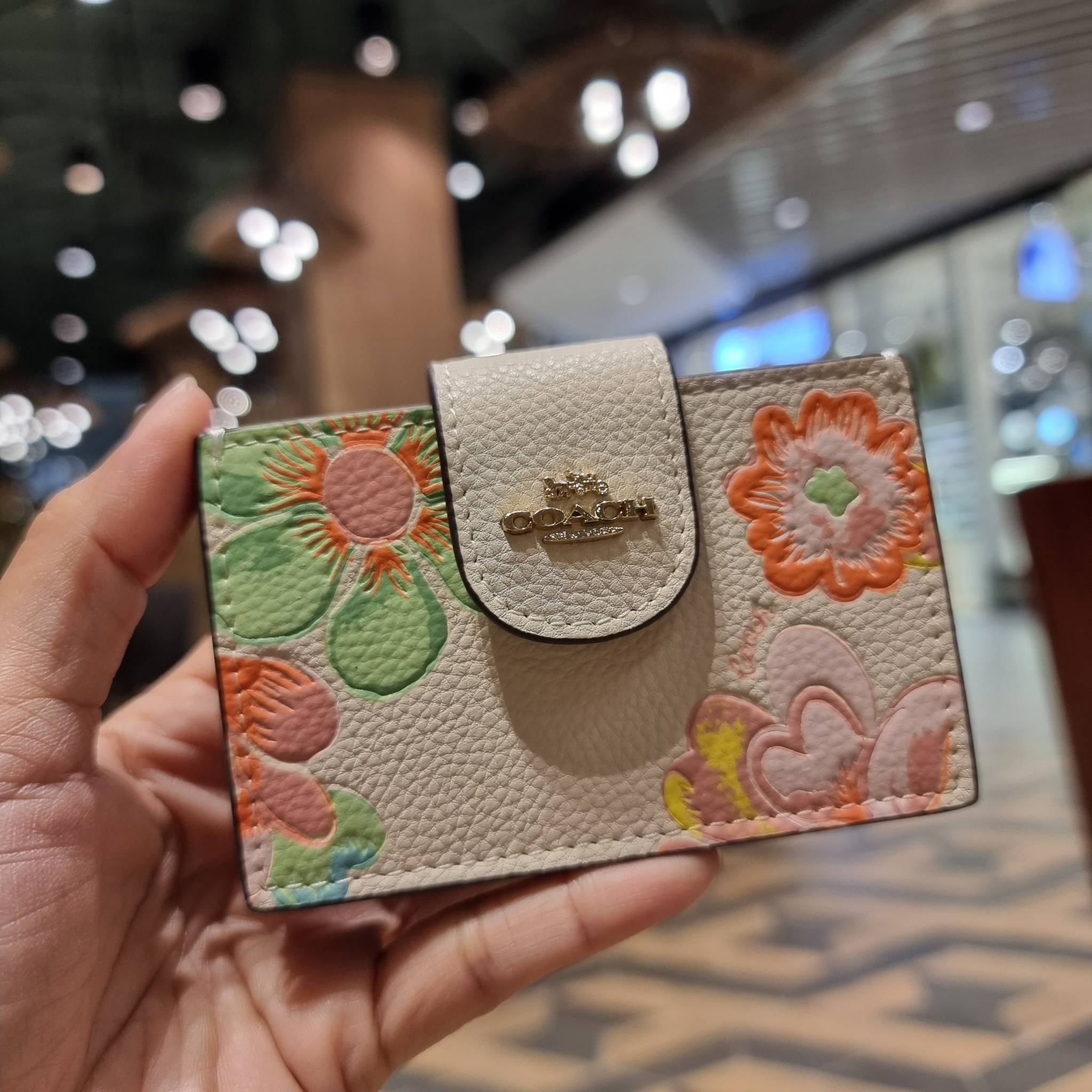 COACH C8325 ACCORDION CARD CASE WITH DREAMY LAND FLORAL PRINT ไอเท็มที่ทำใจฟูจัดเลยจ้า กับกระเป๋าถนอมบัตร ที่สาวๆตามหา ดีไซน์ลวดลายน่ารักมากๆ ขนาดกะทัดรัด พกพาสะดวก วัสดุหนัง pepble ภายในเป็นช่องใส่บัตรได้หลายใบ เหมาะมากสำหรับใครที่มองหากระเป๋าแบ่งสัดส่วน