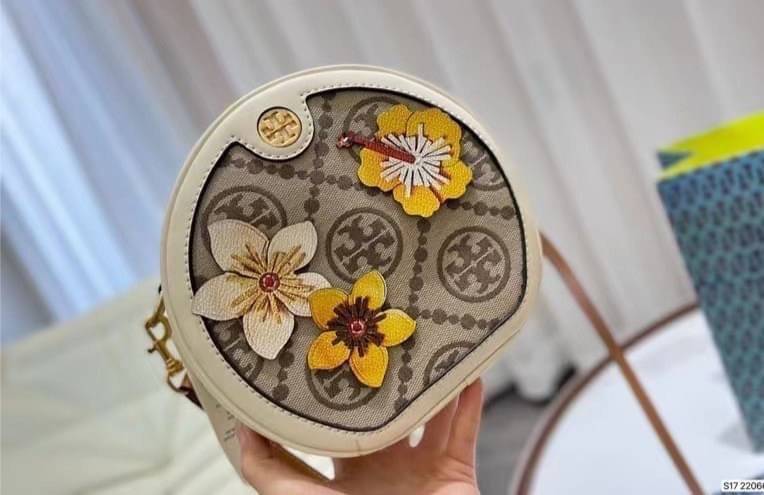 TORY BURCH MINI T MONOGRAM FLORAL BAG / Tory Burch crossbody Bag คอลเลคชั่นใหม่ พร้อมเสิร์ฟความสวยให้ถึงบ้าน!! กระเป๋าทรงยอดนิยม ไซส์มินิ ดีไซน์ใหม่ล่าสุด สไตล์งานคราฟ มีลูกเล่นประดับดอกไม้กับตัวกระเป๋า วัสดุผ้า jacquard ตัดสลับหนัง ภายในโล่งกว้าง ใส่ของส