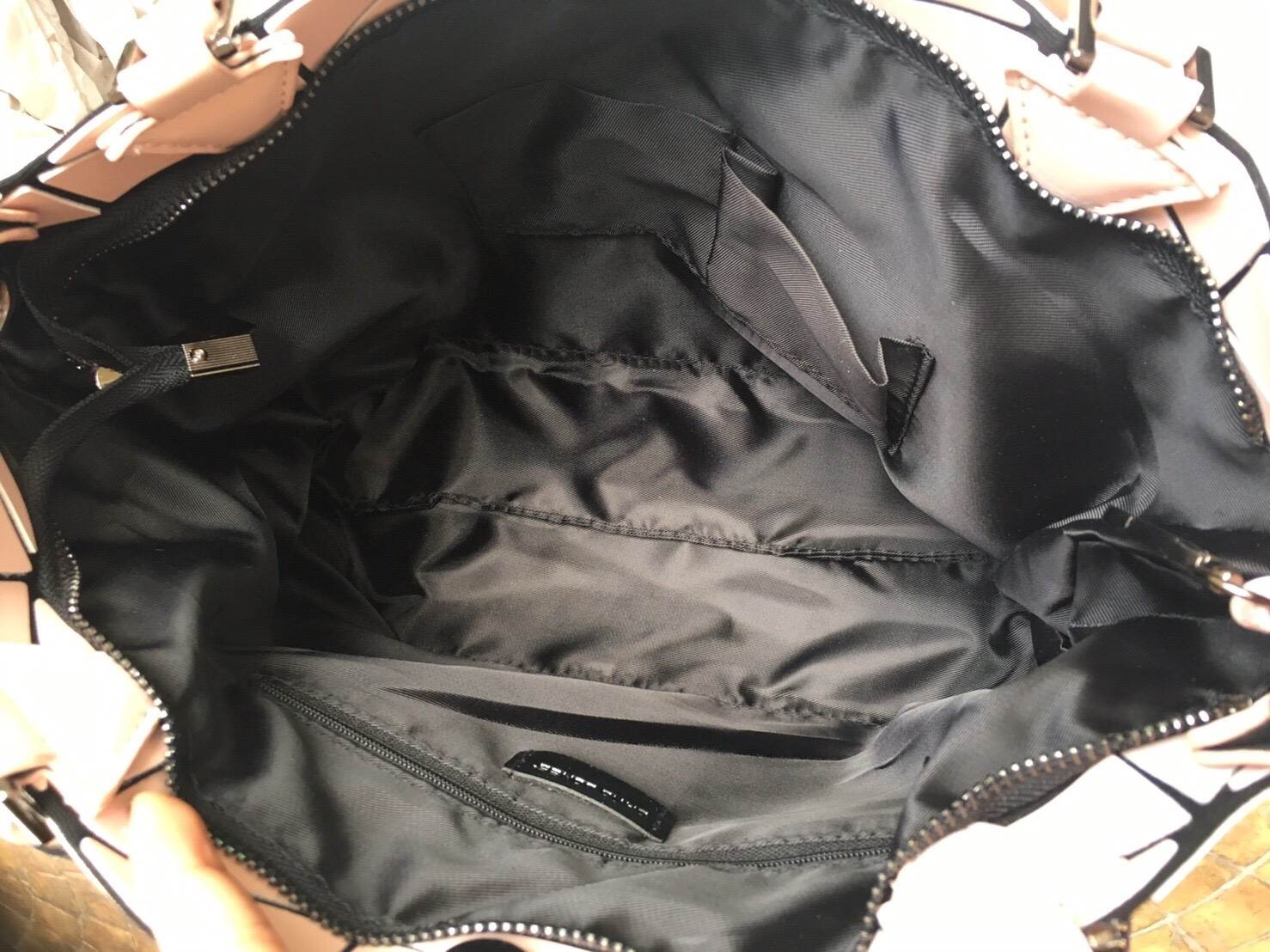 New Collection ka ' Matte Color ' ✨✨ สีด้าน มีให้เลือกถึง 4 สี 🍭🍭แถมยังลาย Limited edition หายาก 👍ปรับทรงได้ 2 แบบ น่ารักมาก จากแบรนด์ David Jones กระเป๋าสะพายข้างดีไซน์เกร๋มาก สีสวยหรูมาก ขนาดกะลังดีเลย น้ำ