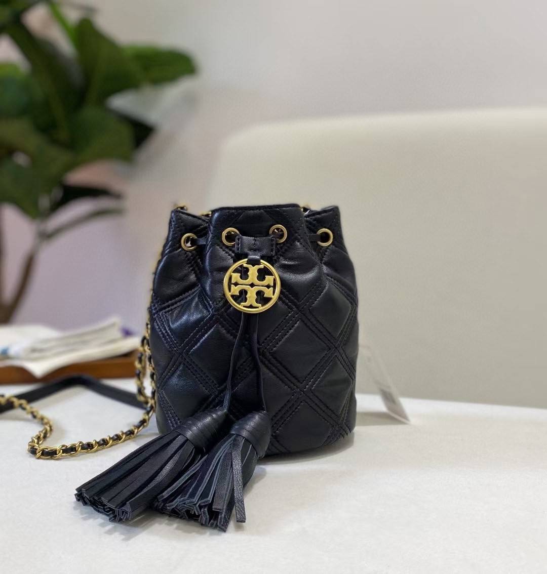 ของแท้ 💯% 】Tory Burch Fleming Soft Mini Bucket Bag กระเป๋าทรงขนมจีบขนาดมินิรุ่น Fleming ที่ตัดเย็บจากหนังแท้100% ที่มีคุณภาพสูงทั้งใบ