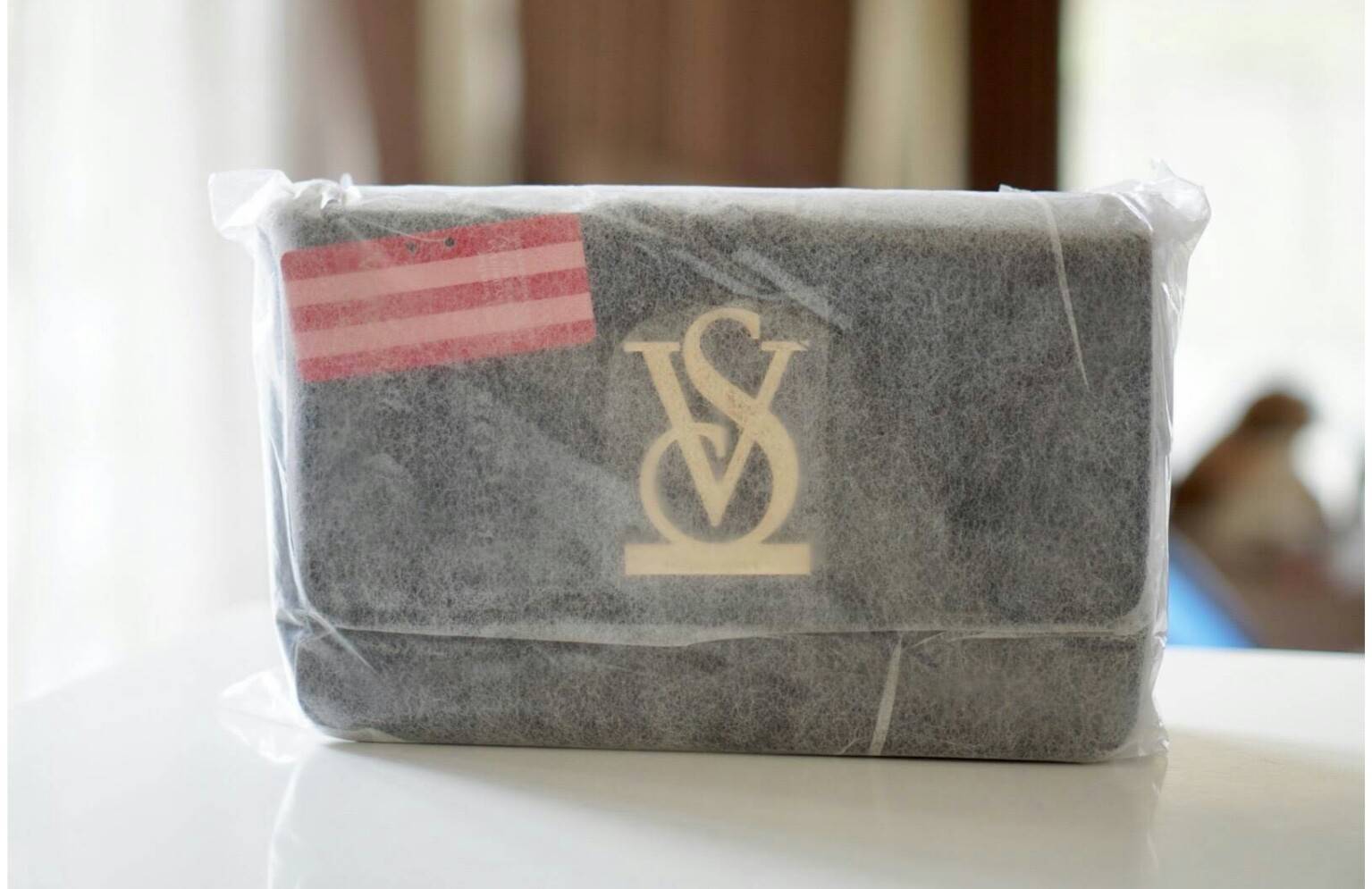 VICTORIA SECRET CLUTH & CROSSBODY BAG กระเป๋าสะพายข้าง แบบเรียบหรู วัสดุทำจากหนัง PU น้ำหนักเบา ด้านในมีช่องใส่ของหลักพร้อมช่องซิป ด้านหลังมีช่องเล็กอีก 1 ช่อง สายสะพายสามารถถอดออกหรือปรับระดับได้ ด้านในใส่กปต.ยาว + มือถือได้ทุกรุ่น ใบนี้แนะนำเลยค้า