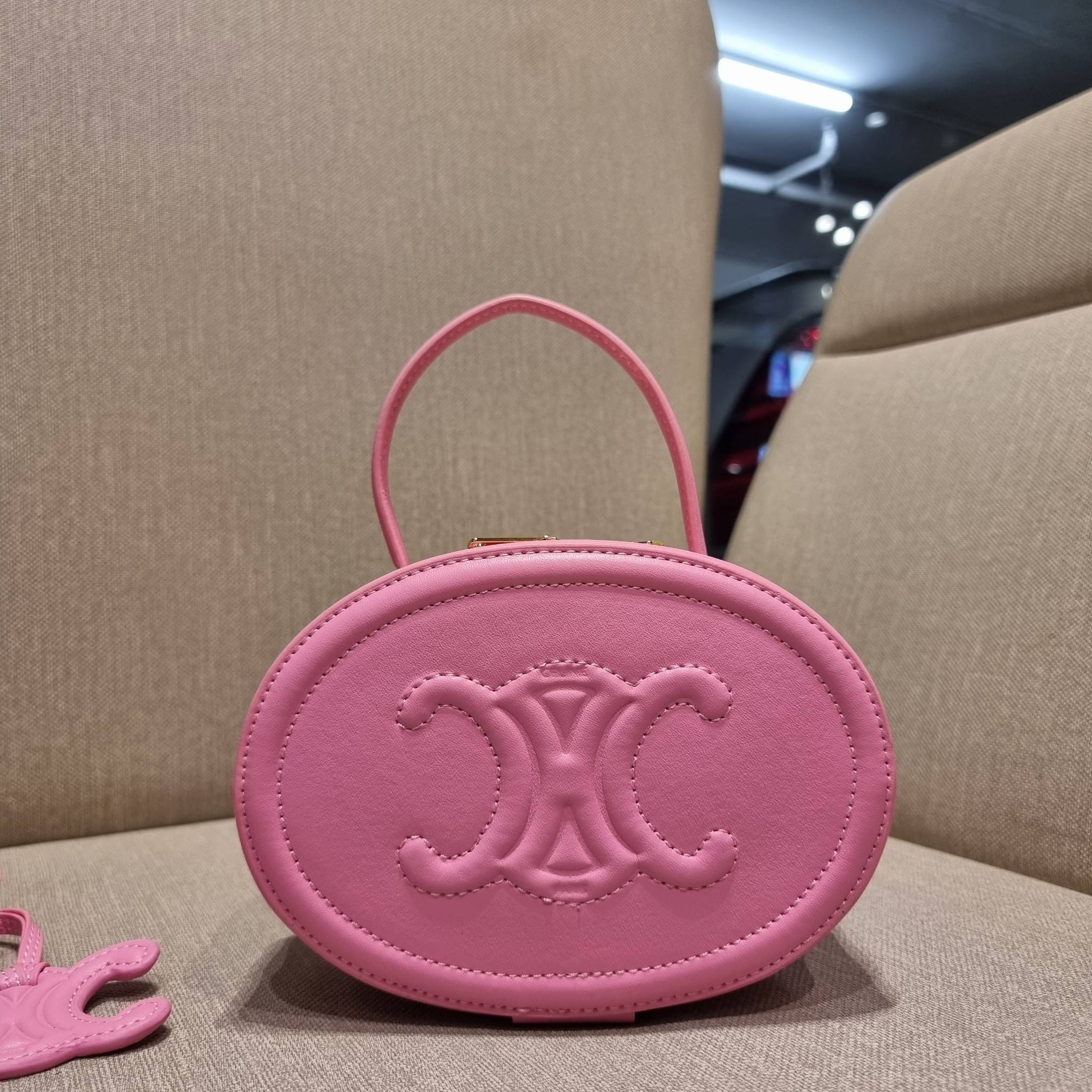 VIP 🥂 CELINE OVAL MINAUDIERE CUIR TRIOMPHE น้องน่ารักม้ากกกก!! น่ารักตะโกนไปเลย!! กับกระเป๋าทรง oval รุ่นแรร์ไอเท็ม ที่หายาก และ sold out ไปหลายรอบ!! น้องใบกะทัดรัด สำหรับสาวๆที่ชอบพกพกของแบบง่ายๆ ให้ชีวิตไม่ยุ่งยาก คล้องแขนใช้งานเก๋ๆ วัสดุหนังสัง