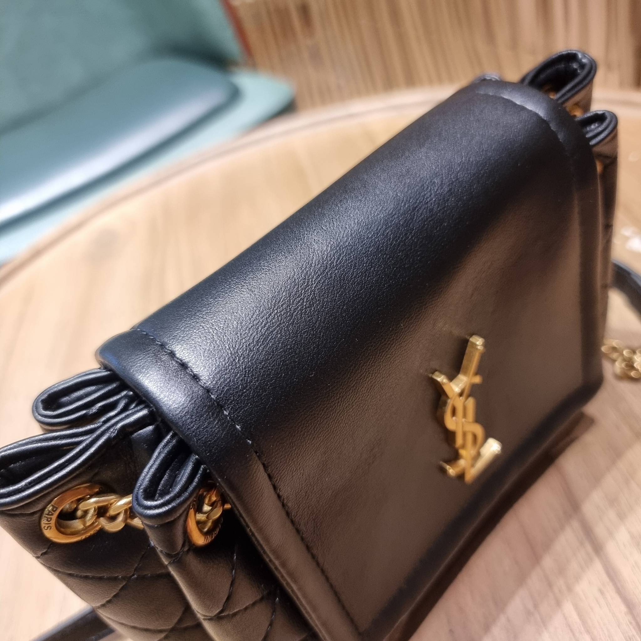 Yves Saint laurent mini nolita in lambskin / YSL mini nolita น้องสาวคนสวยที่ต้องตาเมื่อแรกเห็น กระเป๋าสะพายดีไซน์หรู ไซส์มินิ แบรนด์นี้ไม่เคยทำให้ผิดหวังจริงๆ ด้วยดีเทลความเรียบง่ายแต่มีความหรูอยู่ในตัว วัสดุหนังแกะ สัมผัสดีงามมากๆ เปิด-ปิดด้วยกระดุมแม่เห