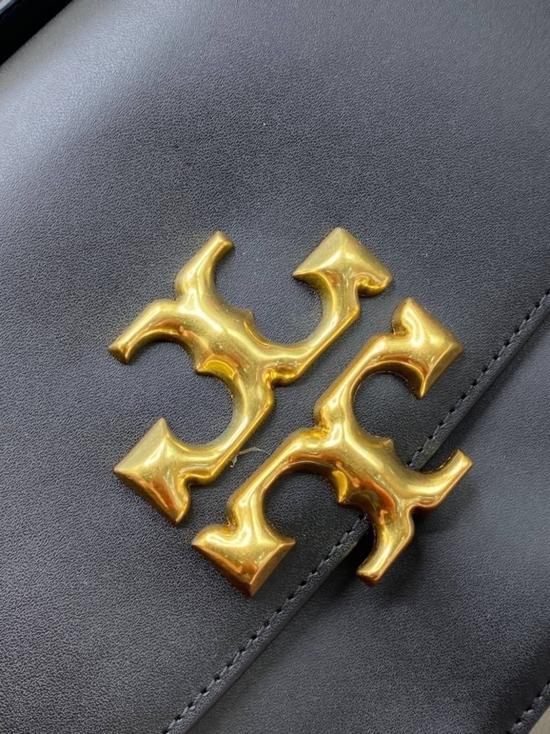 Tory Burch 75003 Eleanor Medium Convertible Shoulder Bag พร้อมส่งที่ไทย อีกรุ่นที่น่าครอบครองมากๆค่ะ กระเป๋าสะพายข้างและทบสายเป็นคล้องไหล่ได้ หนังแท้ชั้นดี ใช้ได้กับทุกๆโอกาส ห้ามพลาด ก่อนหมดนะคะ!!