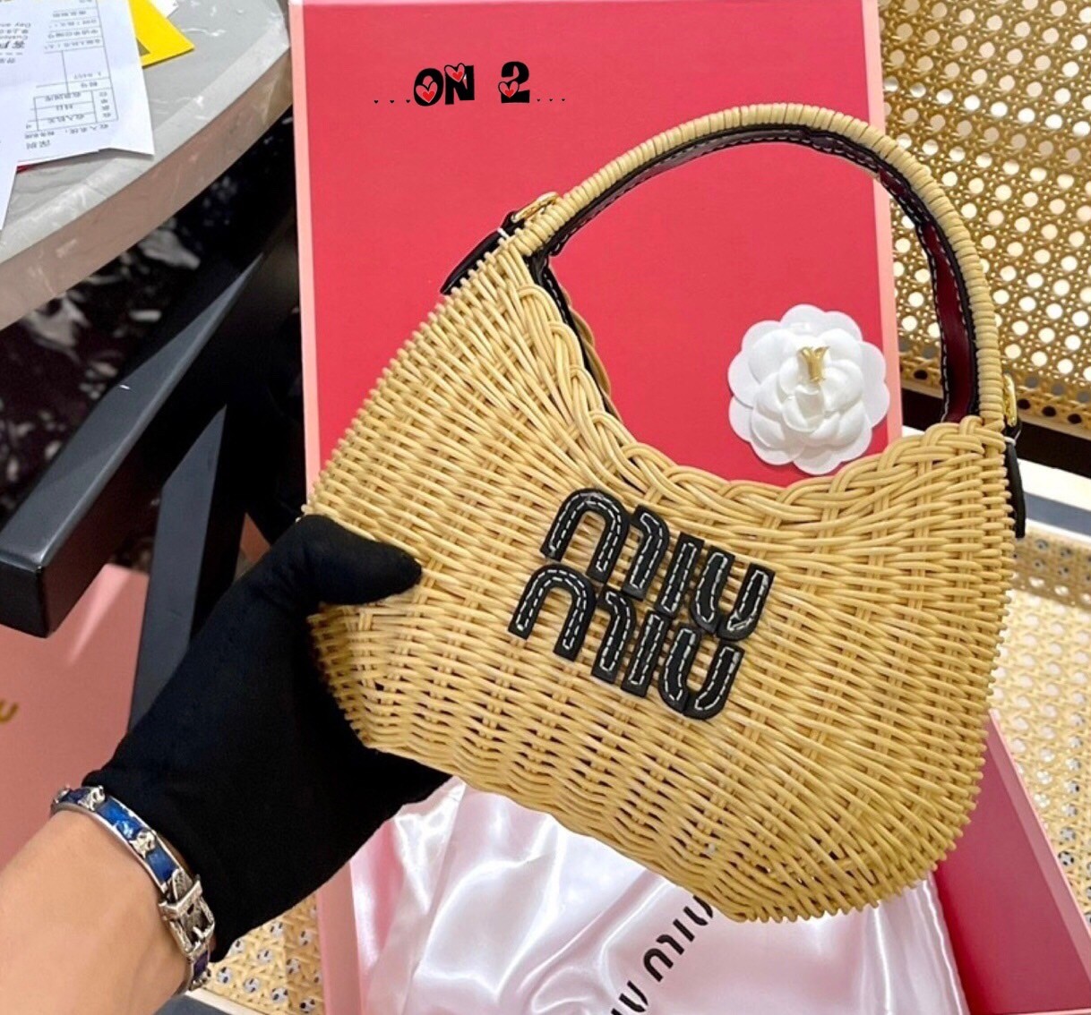 MIU MIU Wander wicker hobo bag 8" สวยหวานน้ำตาลเรียกแม่กันเลยจ้าใบนี้ กระเป๋าถือ กระเป๋าสานวินเทจวินใจงานที่แม่ชมเลือกใช้สวยเป๊ะมากคุ้มค่าแก่การลงทุนซื้อสะสมวางโชว์ก็สวยถือไปไหนก็สวยงามมีแต่คนมองค่ะ