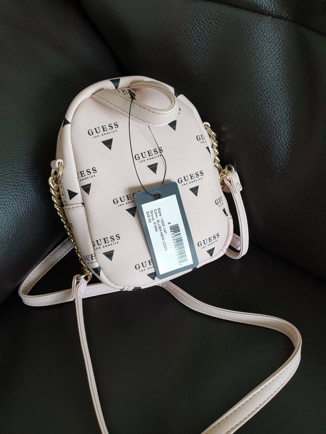 กระเป๋าสะพายข้าง Guess ด้านหน้าติดชื่อแบรนด์ มีช่องซิปด้านหน้า ด้านบนเป็นช่องเปิดปิดซิปมีสัญลักษณ์แบรนด์ติดที่ตัวจับซิปด้วย ด้านในเป็นช่องกว้าง มีช่องเสียบสิ่งของด้วยค่ะ ตัวสายสะพายเป็นโซ่ตัดต่อกับสายหนัง สามารถปรับระดับได้ สวยเก๋ขนาดนี้ รีบมาจับมาจองเป็น