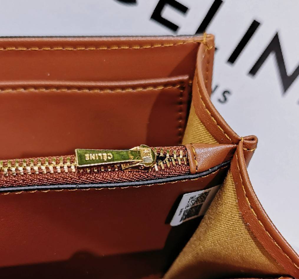 CELINE CLUTCH BAG WITH CHAIN VIP GIFT WITH PURCHASE GWP กระเป๋าพรีเมี่ยมกิ๊ฟ Limited จาก CELINE HAUTE PARFUME DUTYFREE COUNTER วัสดุ Triomphe Canvas หนังสวยอยู่ทรงเปิดปิดด้วยฝาปิดกระดุมประดับโลโก้แบรนด์สีทองด้านหน้า ภายในมีช่องแบ่งหลายช่อง มีช่องใส่บัตรหล