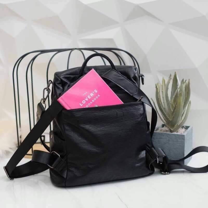 Keep speedy backpack กระเป๋าเป้หนัง ทรงน่ารัก จากแบรนด์ KEEP วัสดุหนังวัวสังเคราะห์เนื้อนิ่ม ลายหนังชัดสวย ด้านหน้ามี 2 zip สะดวกใช้งาน และช่องซิปด้านบนค่ะ มีสายสั้นสะพายไหล่ให้อีก 1 สาย ด้านข้างมีช่องใส่ของซ้ายขวา ด้านหลังมีช่องแยกเก็บของ เพิ่มอีก 1 ช่อง