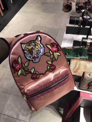 ALDO Grawn Satin Backpack with Tiger&Rose Patches กระเป๋าเป้สะพายหลังจาก ALDO แบรนด์ดังแคนนาดา ดีไซน์สุดชิคปักลายเสือและดอกไม้สวยทั้ง2สี ด้านหน้ามี 1 ช่องซิป เปิดปิดด้วยซิปคู่สะดวกใช้ ภายในมีโลโก้ ช่องซิปและช่องใส่ของ จุได้เยอะ ใส่ ipad ได้ น้ำหนักเบา หูจ