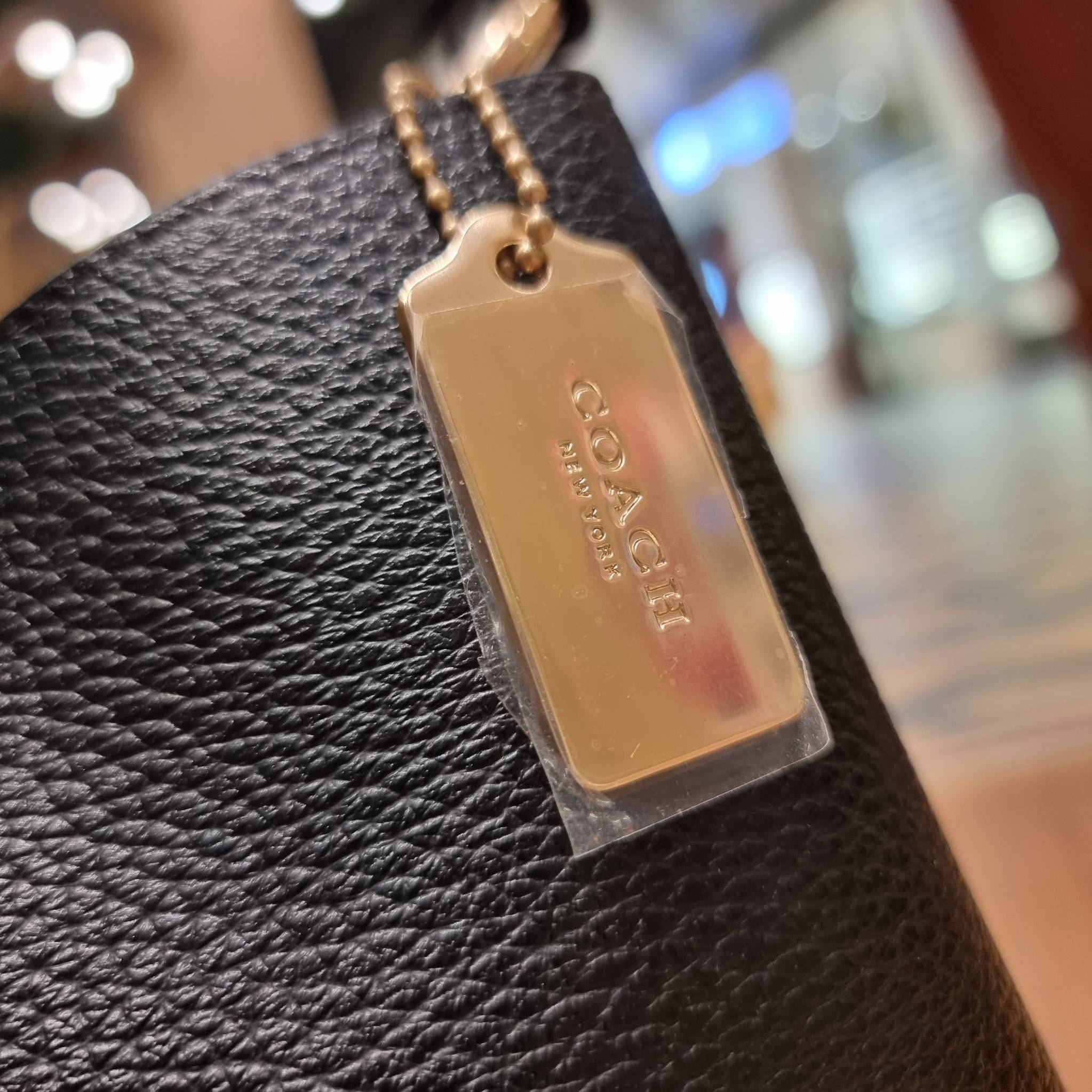 COACH 1011 SMALL TOWN BUCKET BAG รุ่นยอดนิยมใบเล็ก กระเป๋าทรงบัคเก็ต สีคลาสสิคเรียบหรู ตัดกับโลโก้สีทองดูโดดเด่น วัสดุหนัง pepble สวยคมทุกมุมจริงๆ!! เปิด-ปิดด้วยกระดุมแม่เหล็กทั้ง 2 ฝั่ง ภายในเป็นช่องโล่ง มาพร้อมสายสะพายปรับได้ตามตัว ขนาดใบนี้กำลังสวย สะพ