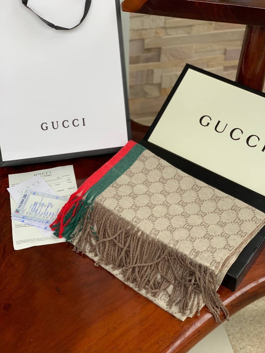 Gucci Classic Print Scarf แบรนด์ดังจากประเทศอิตาลี ด้วยงานพรีเมี่ยมกิ้ฟ ส่งมอบความรู้สึกดีๆให้กับคนที่คุณรัก ในรูปแบบผ้าพันคอและผ้าคลุมไหล่ผืนใหญ่สีสันไม่ฉูดฉาด เหมาะกับชุดที่เป็นทางการหรือลำลองก็ได้ เป็นผ้าที่ให้ความอบอุ่น ถักทอด้วยผ้าcashmere ผ้าเนื้อดี