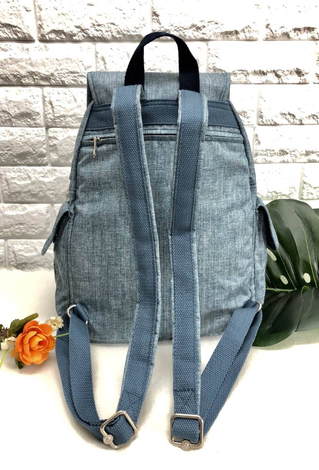 Kipling Disney's Alice in Wonderland Printed Backpack กระเป๋าเป้ Limited คอลเลคชั่น ALICE วัสดุ Denim+Polyester 100% เปิดปิดด้วยฝาปิด กระดุมแม่เหล็ก และซิปรอบ มาพร้อมพวงกุญเเจลิง ถอดเเยกใช้ได้ มีช่องซิปด้านหน้า และด้านหลัง พร้อมช่องใส่ของด้านข้าง 2 ด