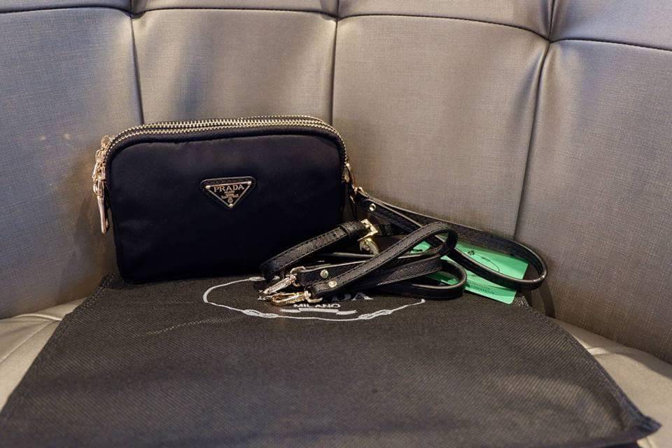 Prada 3 zipper mini crossbody bag งาน premium gift จาก counter ต่างประเทศค่ะ วัสดุ ผ้า nylon ตามแบบฉบับของแบรนด์เลย มาพร้อมกับสาย 2 เส้น มีสายหนังคล้องข้อมมือ และสายยาวสำหรับสะพายไหล่ หรือ crossbody ค่ะ ขนาดกำลังน่ารัก อะไหล่ทองดูหรู ภายใน มีช่องซิปแบ่ง 3