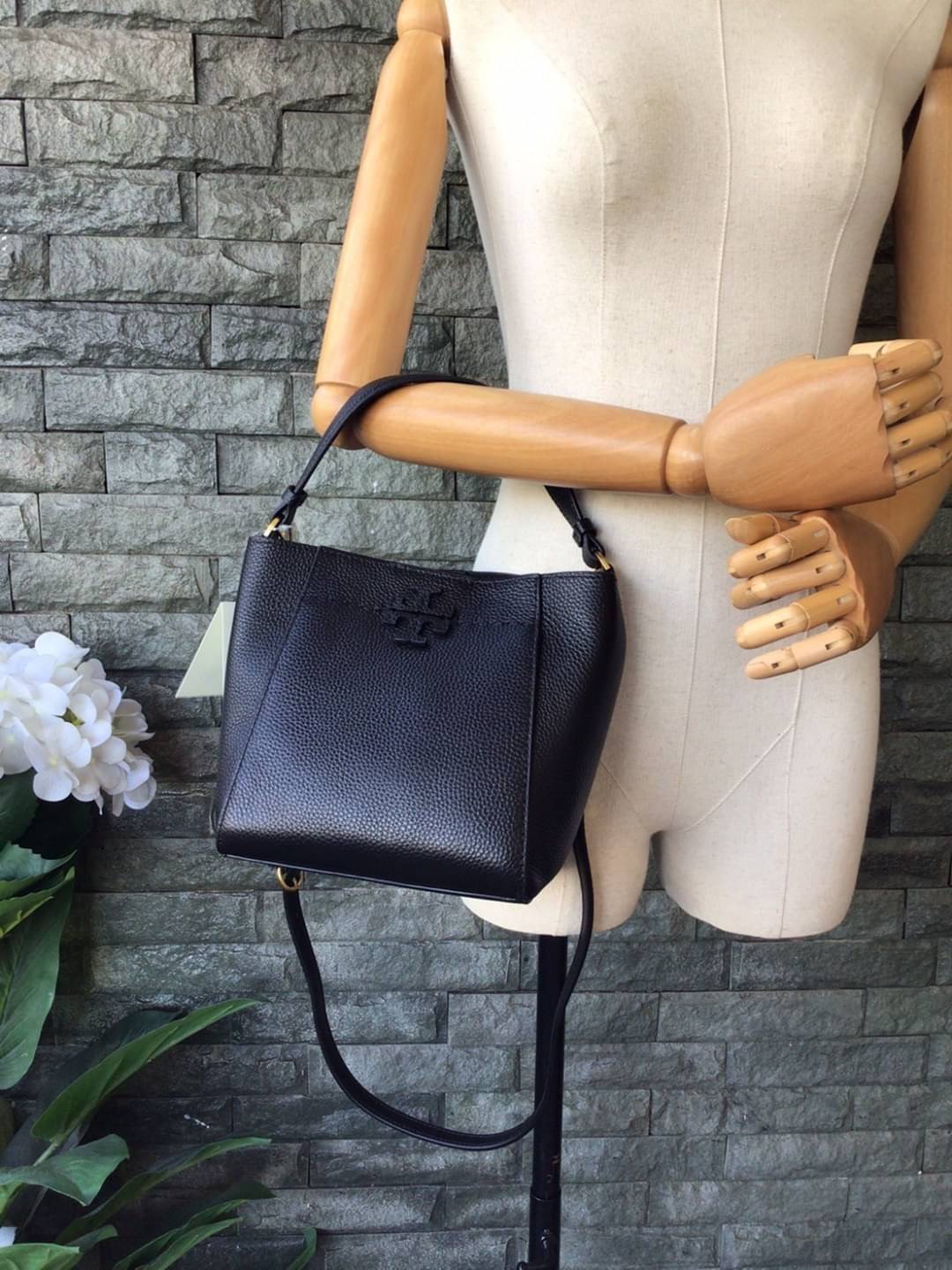 คอลเลคชั่นขายดี มากี่รอบๆ ก็หมดไวทุกรอบ!! TORY BURCH MCGRAW MINI BUCKET BAG กระเป๋าสะพาย และ ถือ คล้องแขน ทรงถัง สะพายได้ 2 ทรง ผลิตจากหนังแท้ หนังลูกวัว หนังนุ่ม หนังหอม น้ำหนักเบามากกก!! หนังลื่น นิ่มสวยมากๆ!! ด้านหน้าประดับโลโก้แบรนด์ ภายในโล่งกว้าง มี