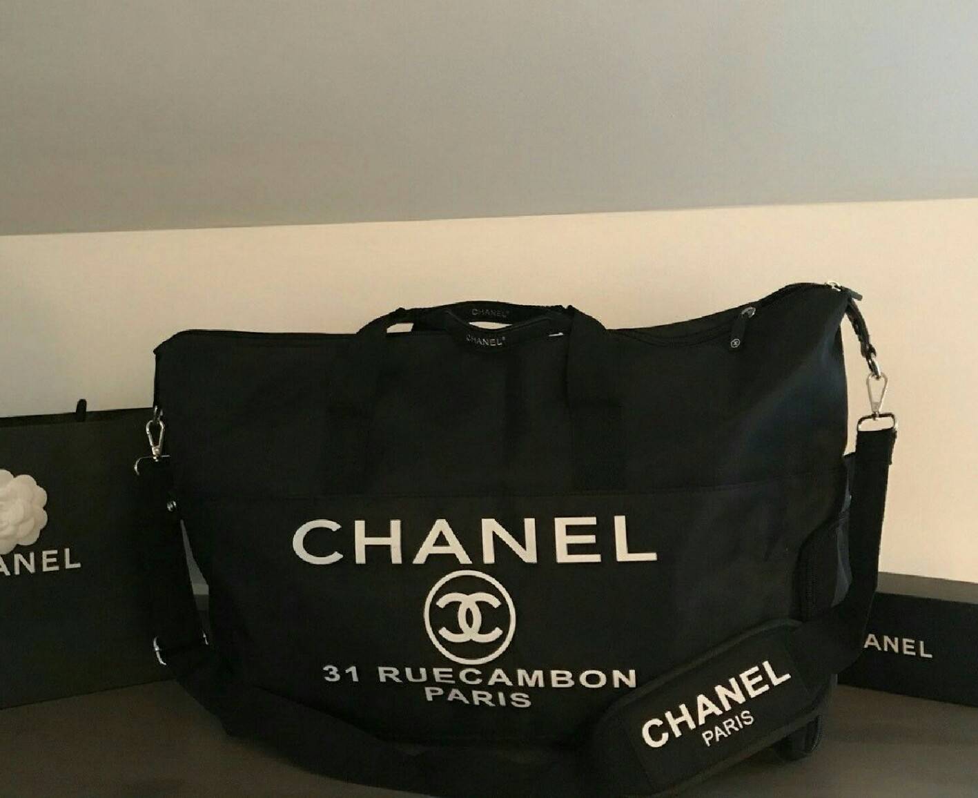 Must Have Now!!! กับ ไอเท็มที่ต้องมีติดตู้!! Chanel VIP Extra Large Tote/Duffle Bag กระเป๋าเดินทางแบบถือ ทรงยอดฮิต กันน้ำได้เต็มใบ 100% ด้านหน้าสกรีนโลโก้แบรนด์ เปิดปิดด้วยซิป ด้านในส่ของได้จุใจ มีช่องใส่ของเป็นสัดส่วน แถมมีช่องพิเศษใส่รองเท้าได้อีกด้วยคะ