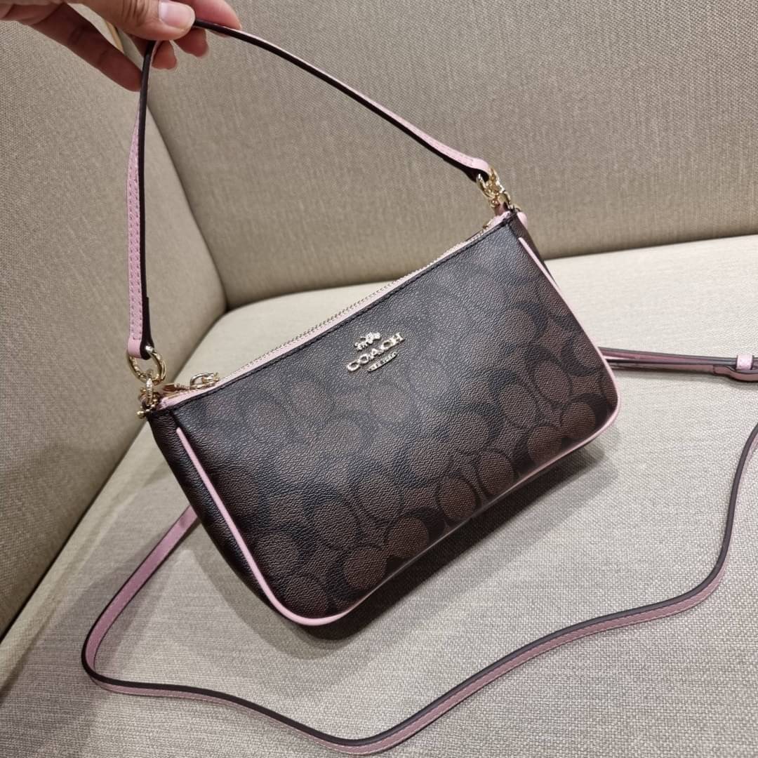 COACH 36674 TOP HANDLE POUCH IN SIGNATURE JACQUARD กระเป๋าทรงพอช ยอดฮิต ยกขึ้นแท่น ด้วยดีไซน์ที่ออกมาให้ใช้งานได้ง่าย ขนาดกำลังเหมาะ วัสดุหนังแคนวาสทนทาน ดีไปหมดขนาดนี้!! คุณลูกค้าถึงสั่งกันรัวๆจริงๆ ภายในโล่งกว้าง ใส่โทรศัพท์ได้ทุกรุ่น มาพร้อมสายคล้องแขน