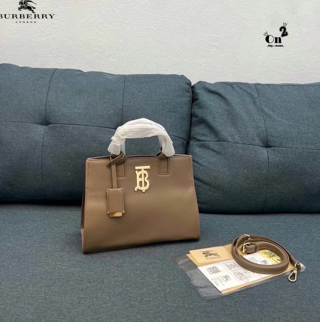 VIP 🥂 Burberry Mini Leather Frances Bag / Burberry shoulder bag กระเป๋าสะพายทรงtote หน้าติดอะไหล่แบรนด์สีทองหรู งานจริงสวยเลอค่ามากๆไม่ผิดหวัง Rare items เด็ดๆแบบนี้ห้ามพลาดนะคะ!