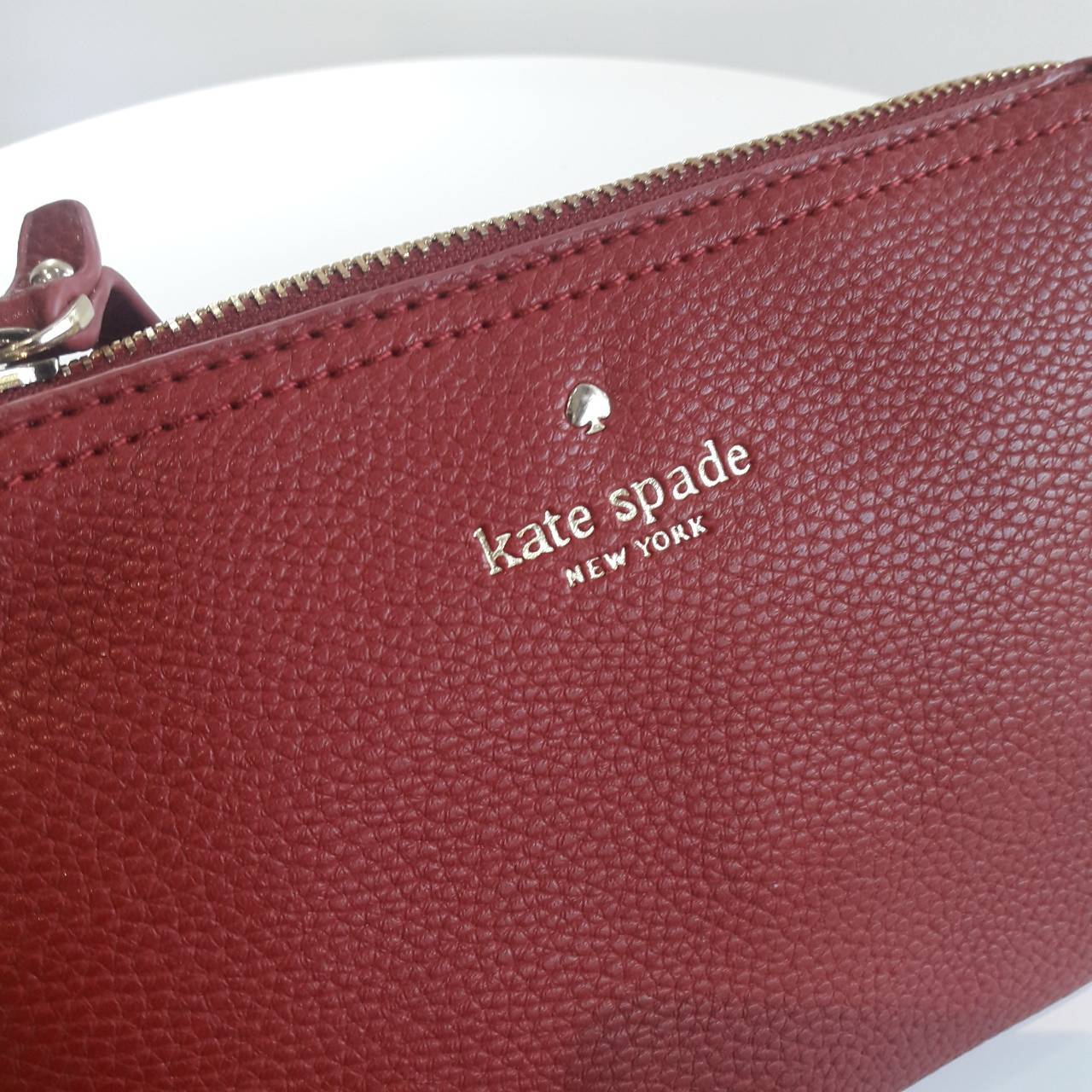 KATE SPADE NEW YORK กระเป๋าสะพายขนาดเล็ก หนังนิ๊มนิ่ม เปิดปิดด้วยซิป มีที่จับหนังเก็ๆ ด้านในมีช่องซิป+ช่องใส่ของจุกจิก ใส่กปต.สั้น + มือถือได้ทุกรุ่น น้ำหนักเบา สายพะพายปรับได้แบบเข็มขัด สะพายชิวๆ Minimal look น่ารักมากๆค่ะ