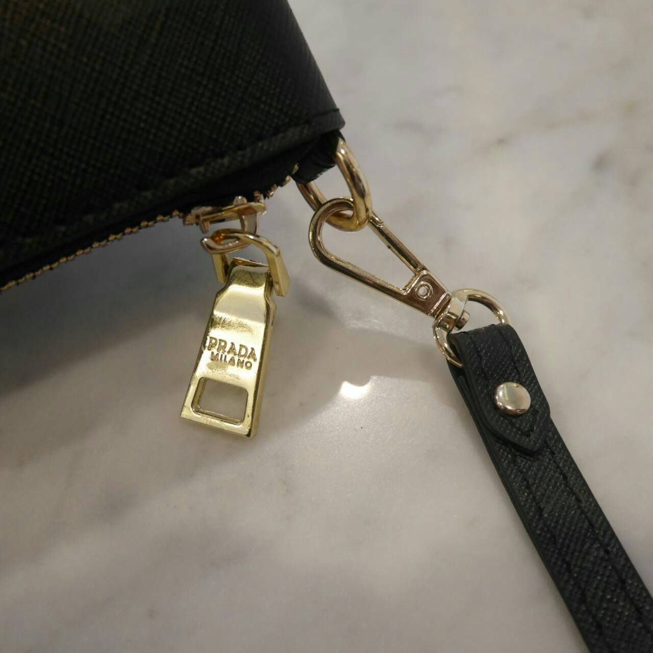 NEW Item! รุ่นที่รอคอย เข้าแล้วค้า กับงานพรีเมี่ยมกิ้ฟท์รุ่นหนัง ที่มีเพียงไม่กี่รุ่น Prada Wallet Saffiano กระเป๋าสตางค์ซิปรอบ **พร้อมสายคล้องมือ เปิดปิดด้วยซิป อะไหล่ทอง ปั้มแบรนด์ ทั้งใบ **จุดเด่น มีช่องใส่มือถือ ได้ถึงiphone7+ ใส่บัตรได้หลายช่อง ด้านใ