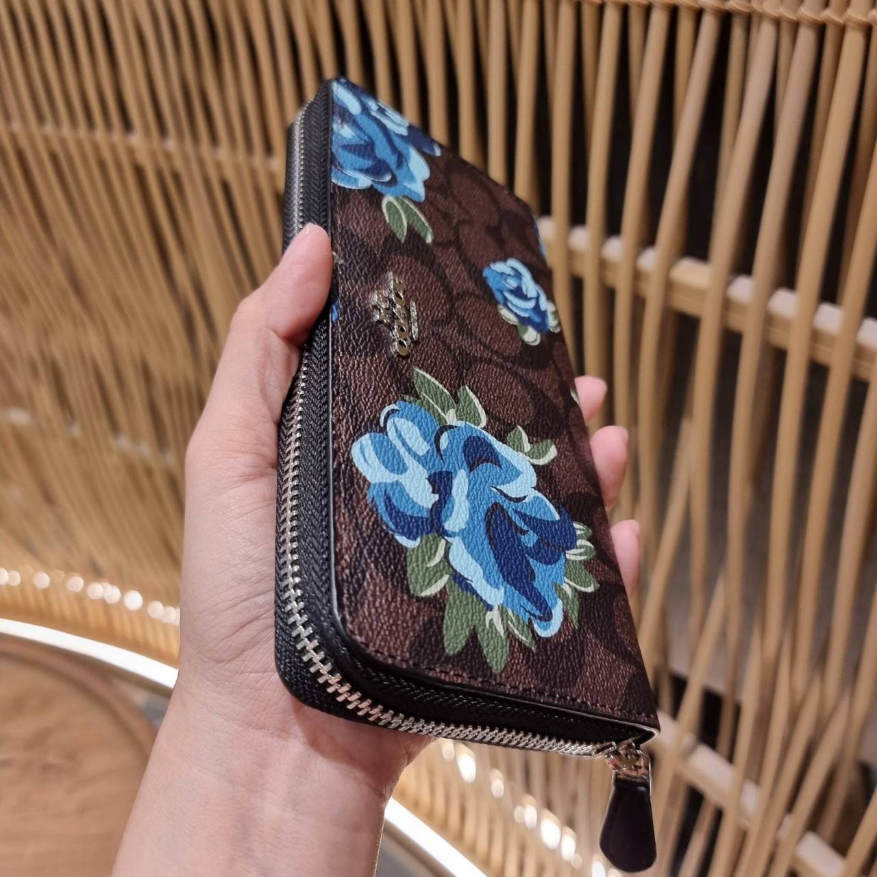 COACH ACCORDION ZIP WALLET IN SIGNATURE CANVAS WITH PRAIRIE ROSE / JUMBO FLORAL / CAMO ROSE FLORAL / MEDLEY BOUQUET PRINT ((F31572/F39189/F26290/F2859)) สวยคลาสสิคไม่มีใครเกิน!! กระเป๋าสตางค์ใบยาว ลวดลายสวย สีสันโดดเด่น วัสดุหนังแคนวาสเคลือบ เปิด-ปิดด้วยซ