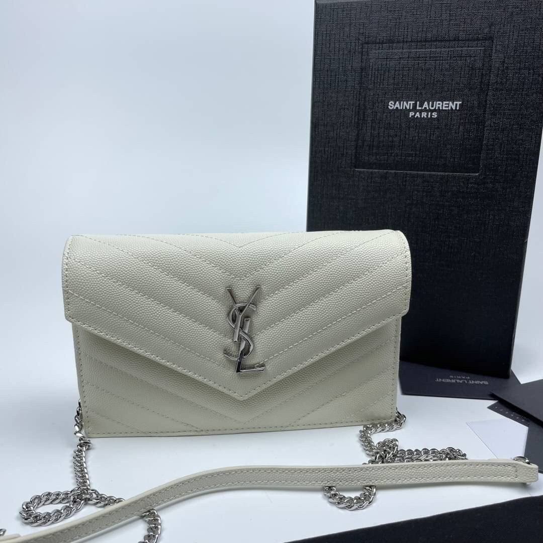 หนังแท้ YSL Yves Saint Laurent Envelope WOC 7.5” รุ่นฮอตปรอทแตก ทรงฐานตั้งได้ เป็นการดีไซน์กึ่งกระเป๋าสตางค์ ที่มาพร้อมสายสะพายยาว (เป็นสายโซ่ที่ต่อกับหนัง) สายถอดได้ (ปรับระดับไม่ได้) ถือเป็นคลัชก็สวยมากเลยค่ะ เป็นอีกหนึ่งรุ่นที่ให้ความรู้สึกเรียบแต่โก้ห