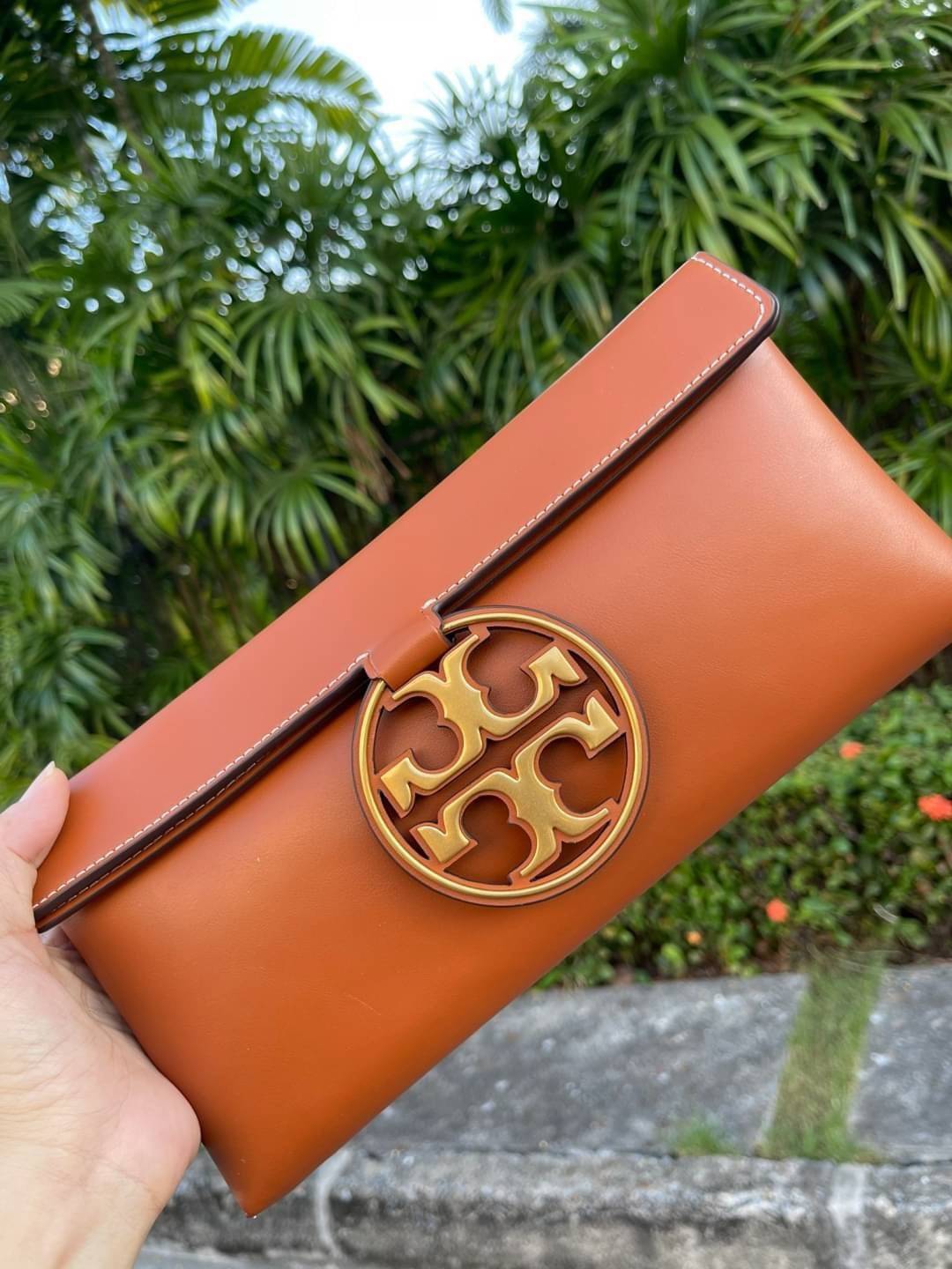 Tory burch Miller Metal clutch กระเป๋าคลัทช์ดีไซน์เรียบหรูออกแบบมาได้อย่างลงตัว ด้วยรูปทรงที่สวยงามและทันสมัย จากแบรนด์ Tory Burch ขนาดกำลังดี สามารถใส่กระเป๋าสตางค์หรือเครื่องสำอางค์ได้ตามขนาดกระเป๋า ในเรื่องของดีไซน์และอะไหล่สีทองดูแมทช์กันดีกับกระเป๋า 