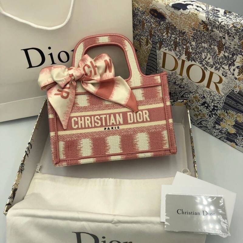 CHRISTIAN DIOR MINI BOOK TOTE กระเป๋าถือทรง Shopping ไซส์มินิ สวยคลาสสิค พกพาสะดวก ใช้งานง่ายสุดๆ วัสดุงานทอละเอียดคุณภาพดี ภายในเป็นช่องโล่ง ใบจริงงานสวยเกินเบอร์!! ไม่ผิดหวังจ้า