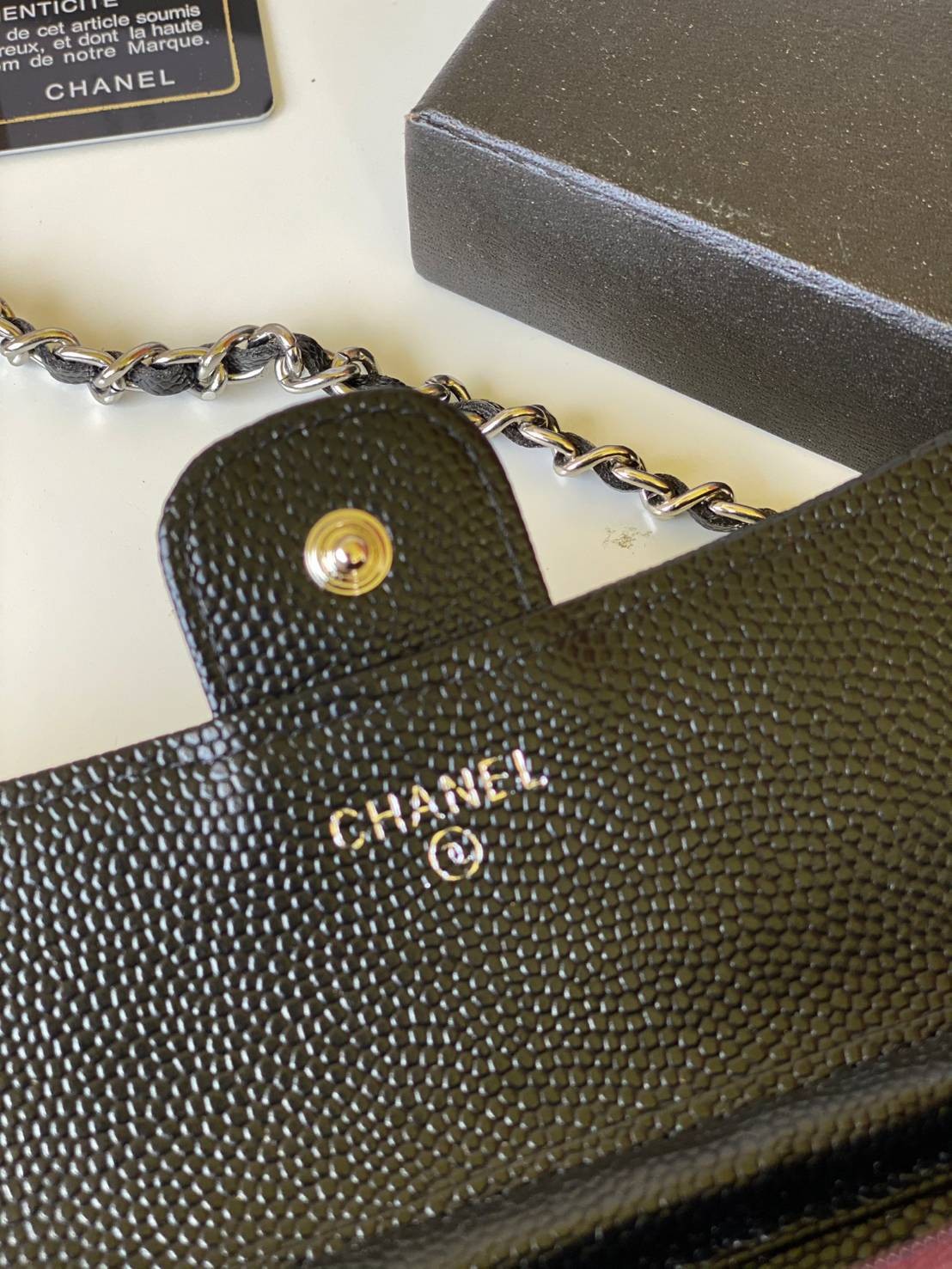 หนังแท้ CHANEL WALLET WITCH CHAIN พร้อมส่งที่ไทย ภาพสินค้าถ่ายจากงานขายจริง ใช้งานต่างประเทศได้ รุ่นยอดนิยมไอเท็มฮิตวัสดุหนังคาเวียร์สวยคลาสสิคเปิดปิดด้วยฝาปิดกระดุมด้านหน้ามีโลโก้แบรนด์อะไหล่สวยหรูดูดีมาพร้อมสายโซ่อะไหล่เงินและทอง ร้อยหนังจะสะพายไหล่ หรื
