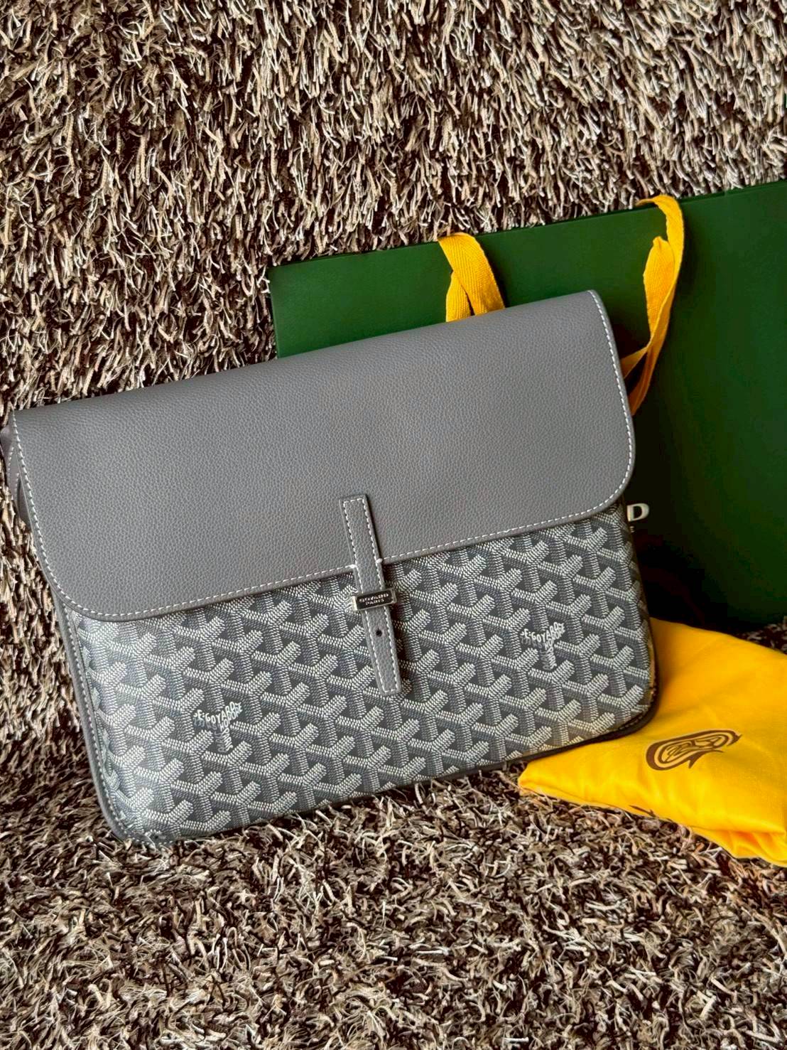 ORI หนังแท้ | Goyard Coursier Messenger bag กระเป๋าทรงแมสเซ็นเจอร์ดีไซน์ใหม่เพรียวบาง น้ําหนักเบากะทัดรัด ภายในมีช่องหลักขนาดใหญ่และกระเป๋า มีช่องด้านหลังสําหรับจัดเก็บสิ่งจําเป็นในชีวิตประจําวัน