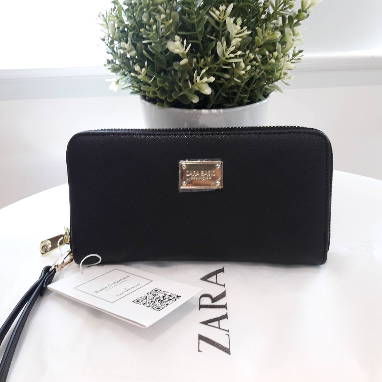 รุ่นขายดี รีสต้อคแล้วคะ! ZARA WALLET BAG กระเป๋าตังค์ยาวลาย saffiano ด้านหน้าตกแต่งโลโก้ทองปั้มแบรนด์ **สวยหรู ด้านในมี 3 ช่อง 1 ซิป แยกใส่ของจุกจิกได้ มีช่องใส่บัตรได้เยอะ อะไหล่ทอง พร้อมสายคล้องมือ ใส่ไอโฟน 6 ได้ค่า ห้ามพลาดเชียวน้า