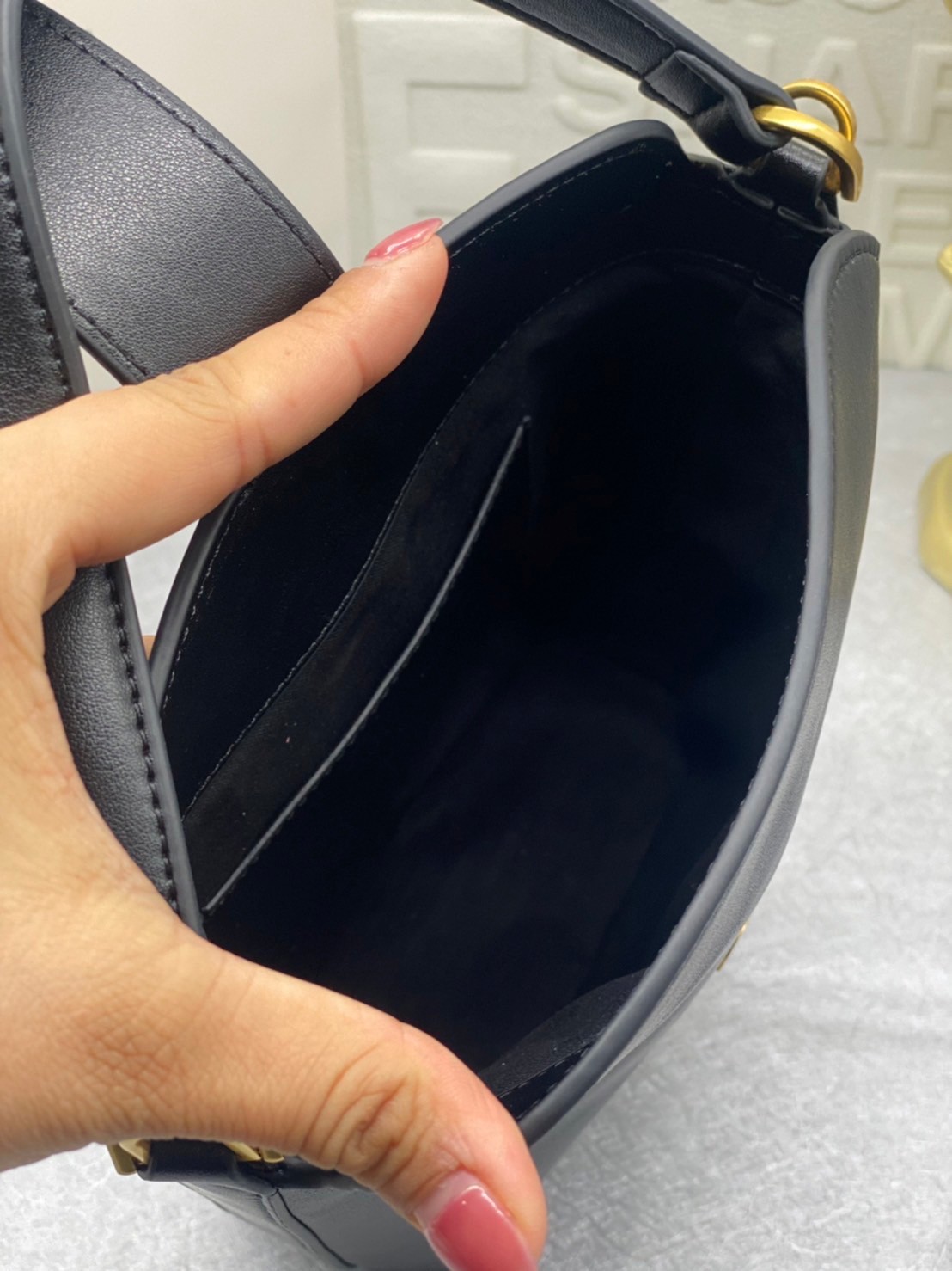 CELINE MINI BUCKET TRIOMPHE IN SMOOTH CALFSKIN เกรดออริ 1:1 สลับแท้ ใช้งาน ตปท ได้ กระเป๋าถือรุ่นใหม่ล่าสุด ดีไซน์หรูคลาสสิค เป็นใบที่สามารถใช้เป็น everyday bag ได้เลย แนะนำจ้า