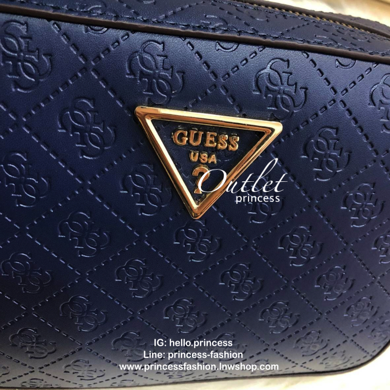 GUESS KAMRYN TOP ZIP CROSSBODY BAG กระเป๋าสะพายทรงน่ารัก จาก GUESS วัสดุหนัง pu ปั้มลายสวยอยู่ทรงขนาดกำลังดี น้ำหนักเบา ด้านหน้ามีโลโก้แบรนด์อะไหล่ทอง เปิดปิดด้วยซิปสะดวกใช้ ภายในมีโลโก้ และช่องเล็กใส่ของเป็นสัดส่วน สามารถใส่ไอแพดและกระเป๋าสตางค์ใบยาว และ