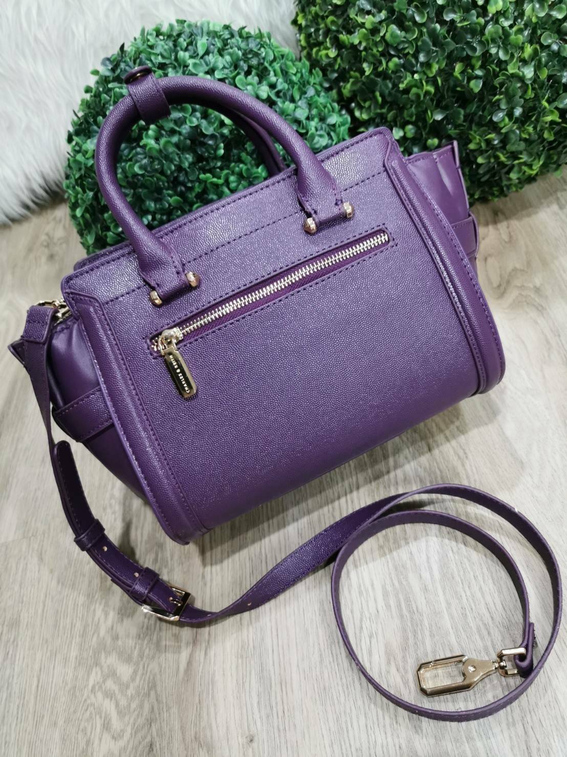 CHARLES & KEITH SAFFIANO TRAPEZE BAG กระเป๋าถือหรือสะพายรุ่นยอดนิยมดีไซน์สวยหรูวัสดุหนังคาเวียร์อยู่ทรง ด้านข้างเเต่งหนังช่องตัดดูมีดีเทล ด้านหน้ามีโลโก้ ด้านหลังมีช่องซิป เปิดปิดด้วยซิปหัวซิปแบรนด์ หูจับเเข็งแรง พับลงได้ พร้อมสายสะพายหนังปรับระดับได้ถอดไ
