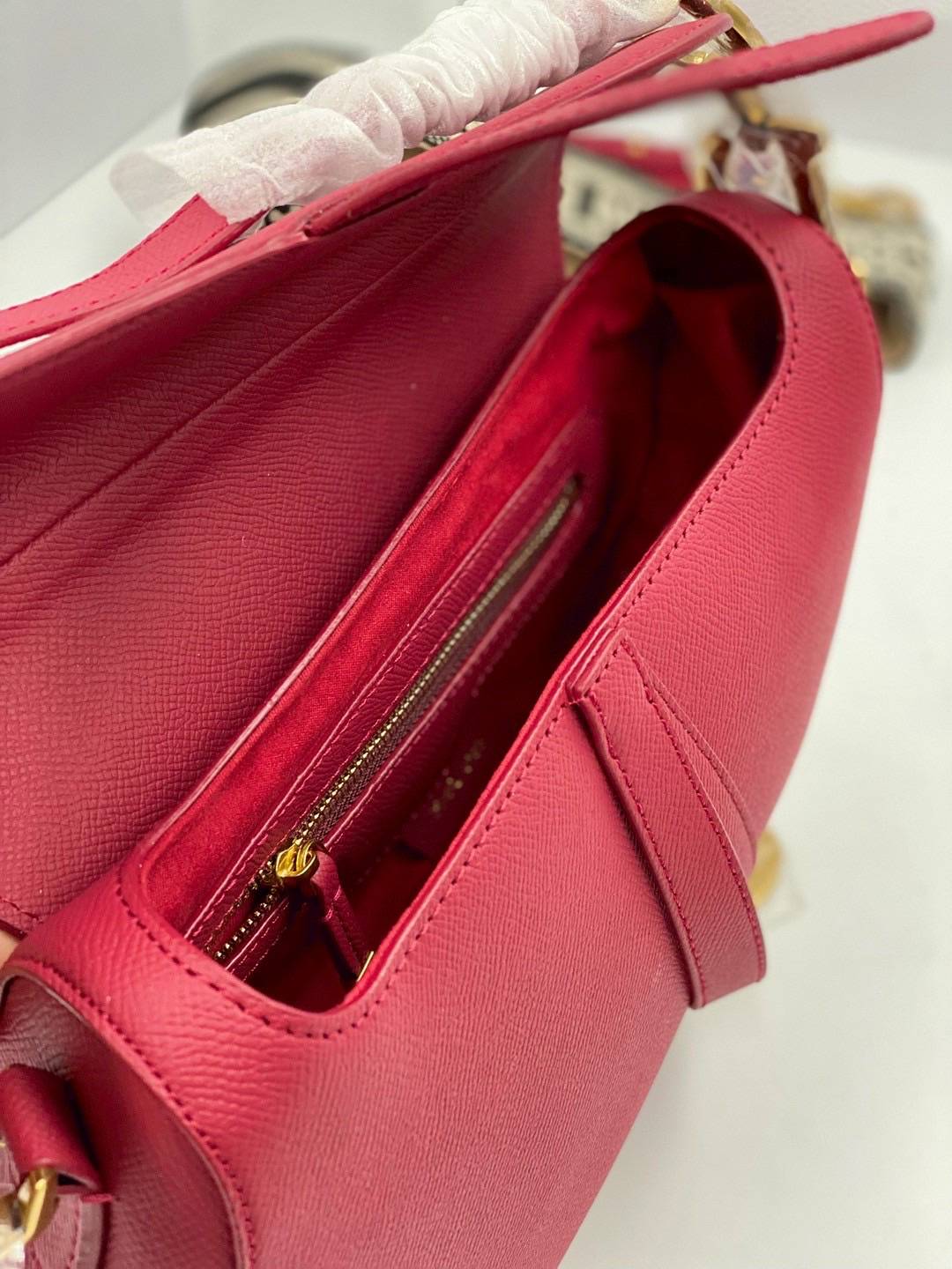 ORI หนังแท้ | DIOR Saddle Bag with Strap Grained Leather กระเป๋าถือ/สะพายทรงอานม้า รุ่นยอดนิยมที่มีเอกลักษณ์สวยงามเหนือกาลเวลา ลูกเล่นห้อยด้วยตัวอักษร D ตรงหูหิ้วมีกิมมิค CD สวยหรูดูแพง