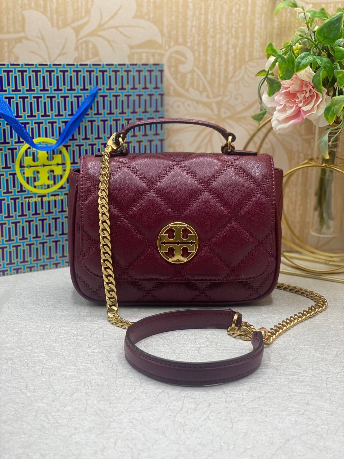 Tory Burch Willa Mini Top Handle Bag พร้อมส่งที่ไทย ใบจริงคือสวยสุดดไปเลยค่าา! กระเป๋าสะพายข้างหรือหิ้วก็เก๋ไปอีกเลยค่ะ! หนังอย่างดี ลายนวมนิ่มมือดีมากค่ะ ด้านหน้ามีอะไหล่โลโก้แบรนด์