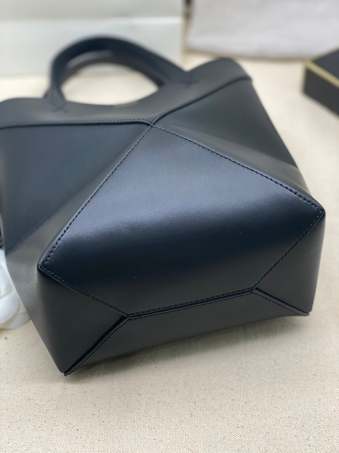 LOEWE Mini Puzzle Fold Tote in shiny calfskin / LOEWE TOTE BAG 18cm พร้อมส่ง กระเป๋าทรงโท้ท ขนาดมินิ ใช้งานง่ายเรียบหรู จุของได้เยอะ หนังเรียบสวยอยู่ทรงมาพร้อมสายสะพายยาวถอดได้ พับเก็บได้เป็นเอกลักษณ์