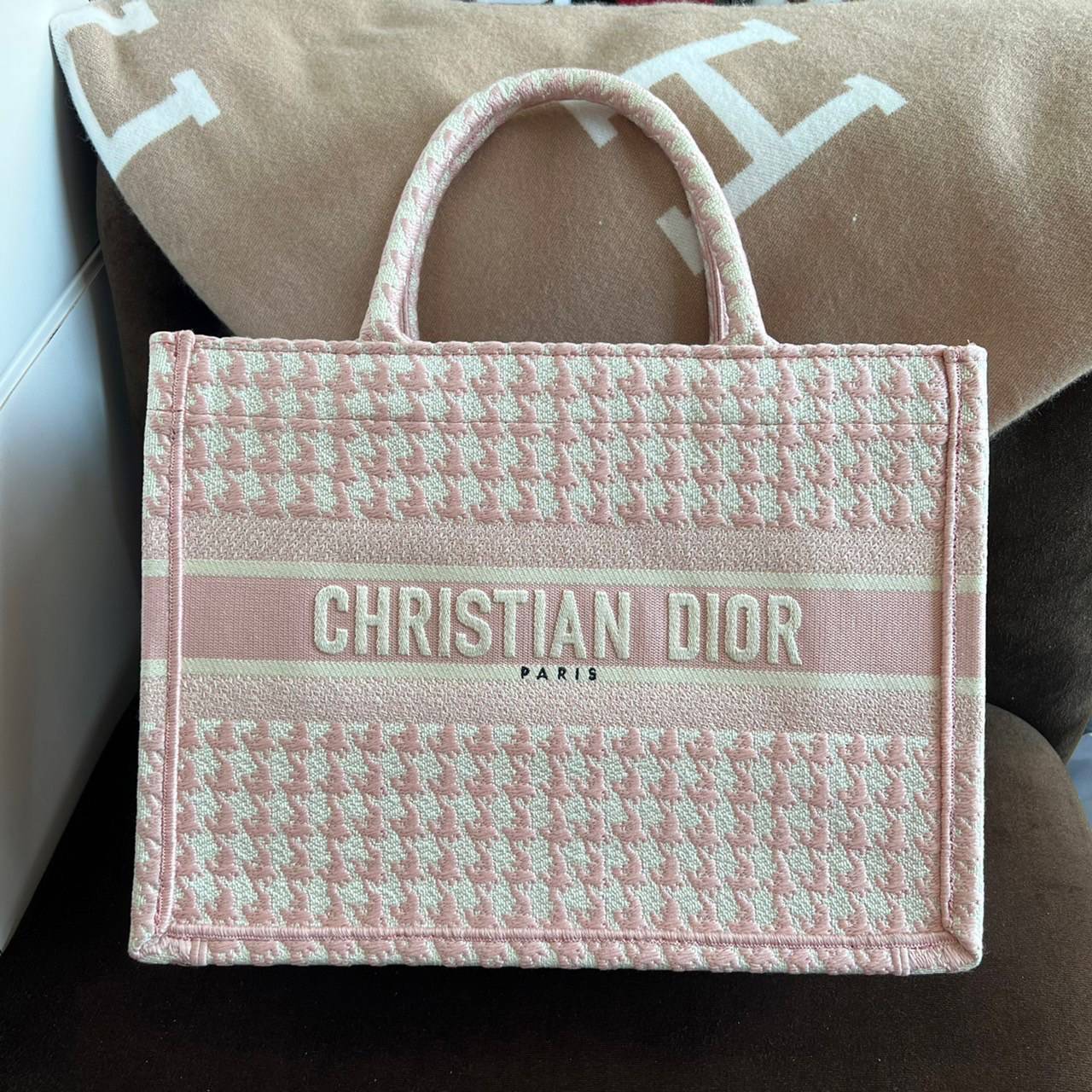 CHRISTIAN MEDIUM DIOR BOOK TOTE ราคาดีมากเลย คุ้มยิ่งกว่าคุ้มเป็นทางช็อปปิ้งBag เอกลักษณ์ของความหรู ที่ต้องมี ภายในโล่งกว้างมาก ใส่ของแบบแน่นๆ จุๆไปได้เลย น้ำหนักเบาสบาย งานออริปักขึ้นรูปสวยมาก มี code stamp พร้อมส่งที่ไทย เกรดออริจินอลเทพๆ ภาพสินค้าถ่ายจ