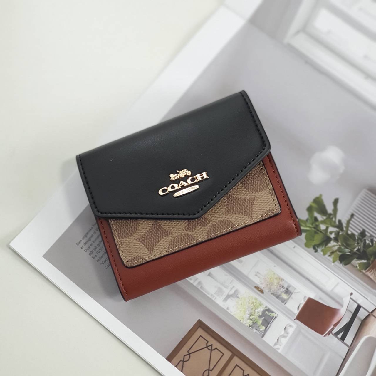 COACH SMALL WALLET IN SIGNATURE CANVAS กระเป๋าสตางค์ใบสั้น แบบพับสองตอน หน้าจดหมาย เปิดปิดด้วยกระดุมปั้มแบรนด์ ด้านในมีช่องใส่บัตรหลายช่อง และช่องใส่ธนบัตร ด้านหลังมีช่องซิปเหรียญอีกหนึ่งช่อง น้ำหนักเบา พกพาสะดวก มีให้เลือกหลายสี ห้ามพลาดค่ะ!