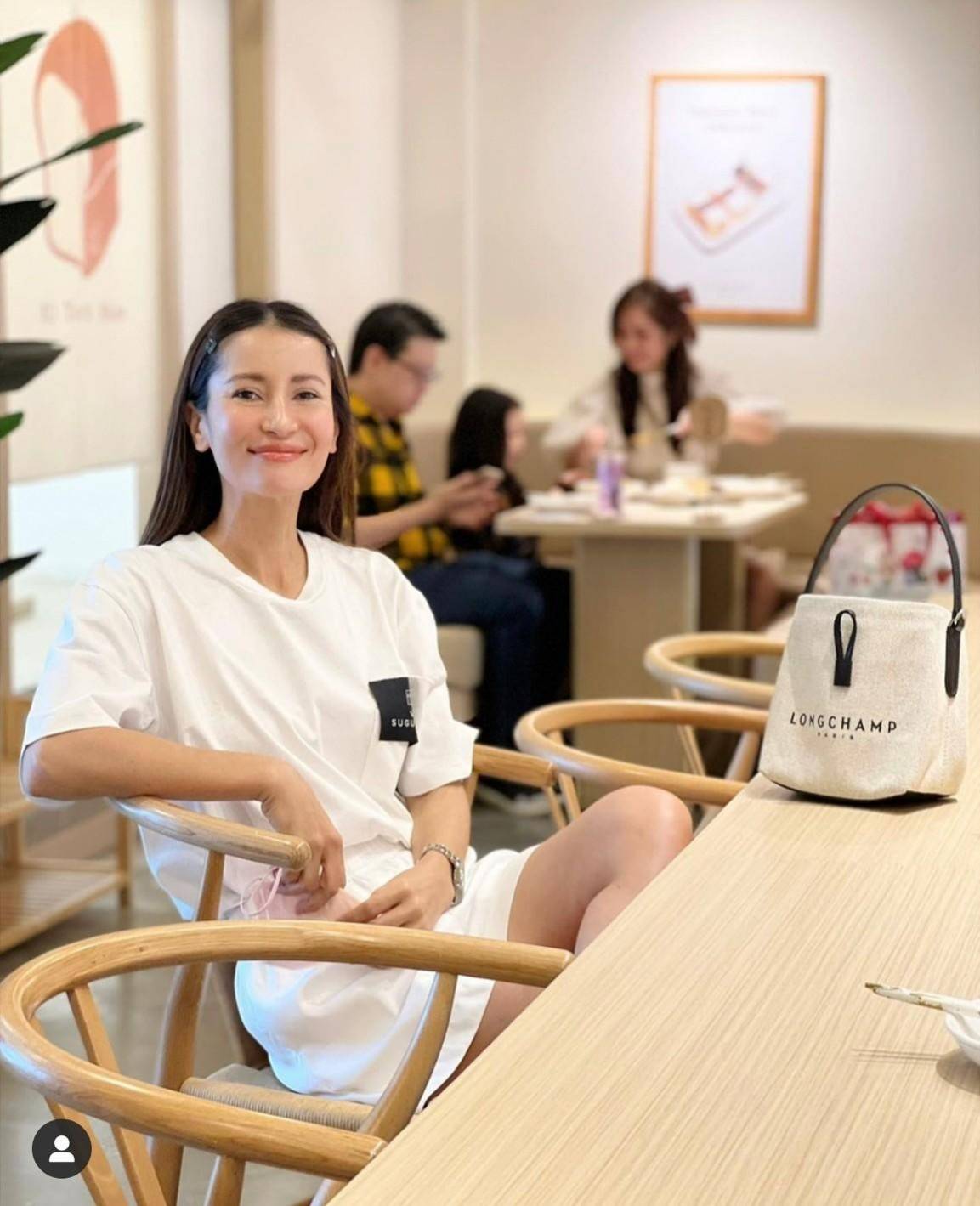 LONGCHAMP Roseau Bucket Bag กระเป๋าทรงถัง ถือหรือสะพายไหล่ได้ วัสดุผ้าฝ้าย แต่งหนังวัวลายนูน มีซับใน ด้านในกระเป๋าซิป1 กระเป๋าเล็ก1 อะไหล่เงิน มีสายยาวถอดสายได้ ปรับระดับไม่ได้ ดาราเซเลปใช้เพียบ รุ่นเดียวกับคุณแอนใช้ Hot Item!!!! ใบจริงสวยมากน้ำหนักเบา จุ