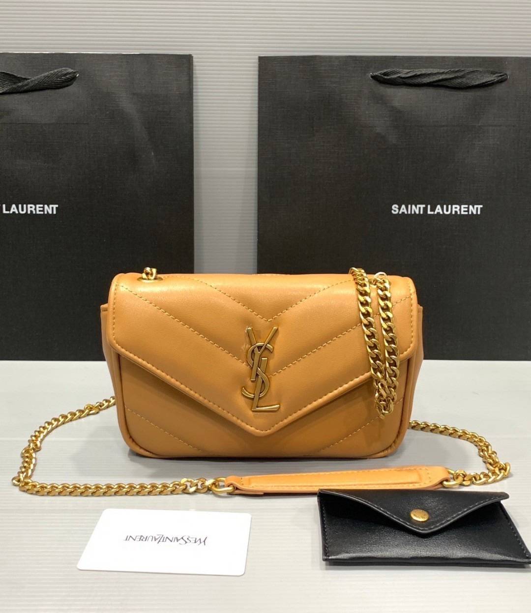 ORI | หนังแท้ 20cm YSL loulou mini in matelassé กระเป๋าสะพายทรงสวยคลาสสิค มาพร้อมใบเล็กใส่การ์ด งานหนังแท้สมผัสนุ่มมือตะเข็บเย็บลายเชฟรอนสวยเป็นเอกลัษณ์