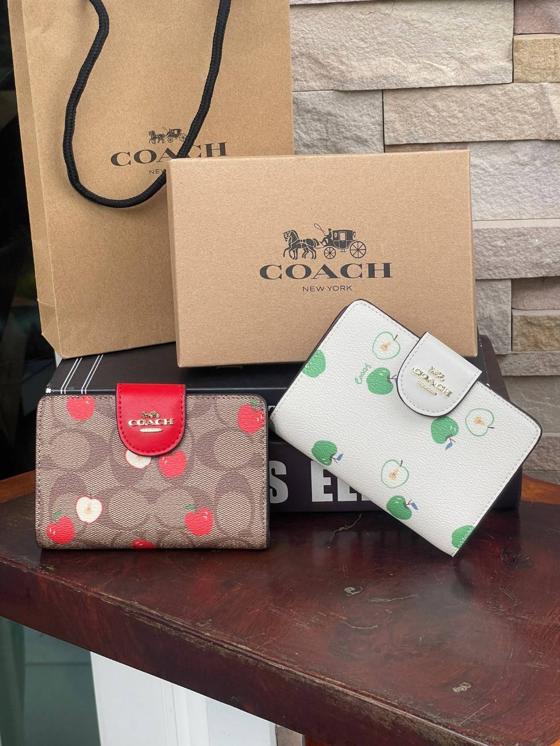 COACH C4117 MEDIUM CORNER ZIP WALLET IN SIGNATURE CANVAS WITH APPLE PRINT ดีไซน์ใหม่ล่าสุด!! คอลเลคชั่นลายพริ้นท์แอปเปิ้ลแดงโดดเด่นบนพื้นลายซิกเนเจอร์ เพิ่มลูกเล่นให้กระเป๋าสตางค์ของคุณ กระเป๋าสตางค์ใบกลาง ขนาดกำลังเหมาะมือ วัสดุหนังแคนวาส ดูแลรักษาง่าย ม