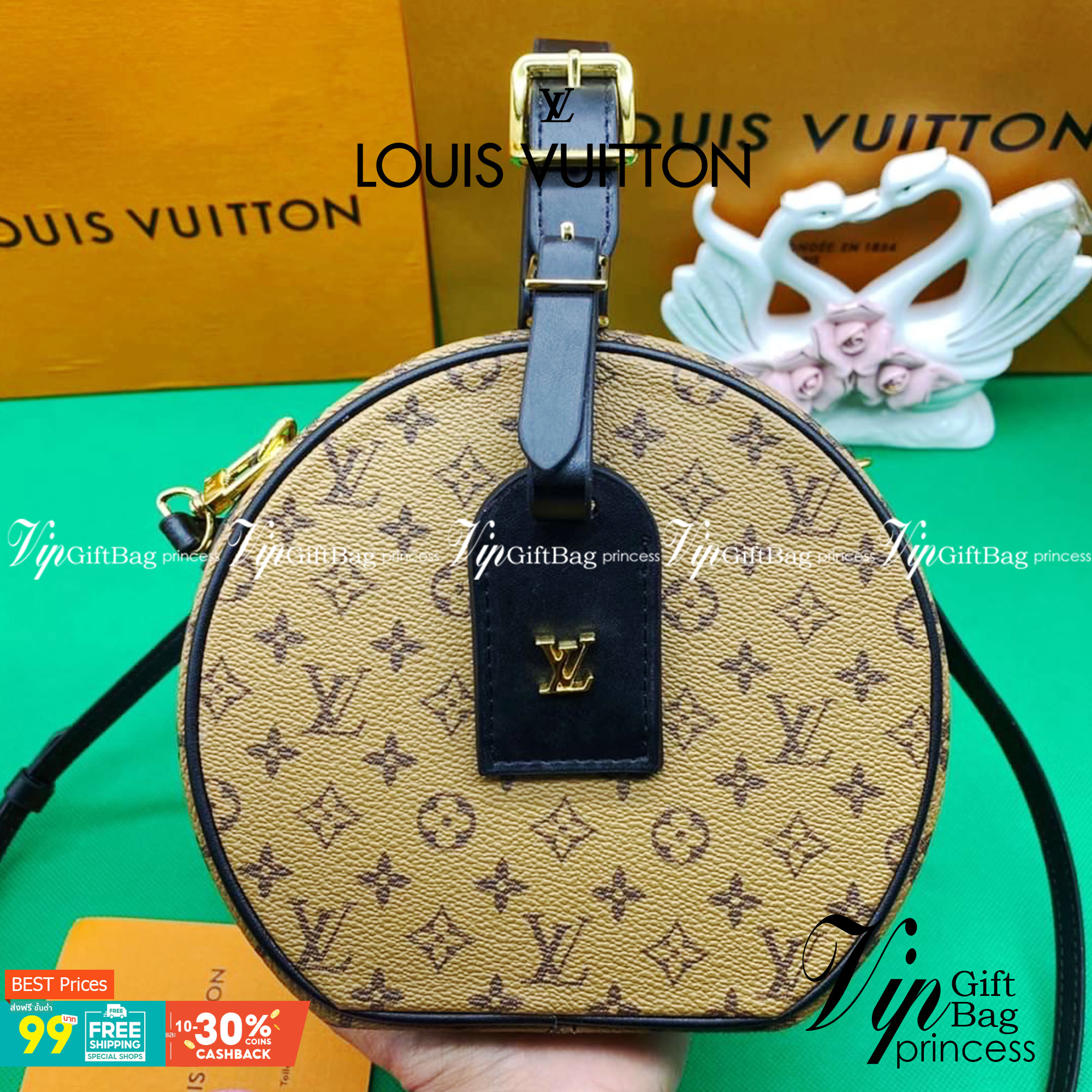 หนังแท้ LOUIS VUITTON PETITE BOITE CHAPEAU LV ROUND BAG โดดเด่นด้วยรูปทรงอันเป็นเอกลักษณ์และรายละเอียดแบบคลาสสิก ภายในโล่งกว้างด้วยช่องใส่ของขนาดใหญ่ มีสายยาวสะพายข้างได้ ถอดออกได้ หรือจะถือหรูๆ ไปเลยค่าา ภาพถ่ายสินค้าจริง ไอเท็มนี้สวยน่าใช้สุดคุ้มมากๆ ห้