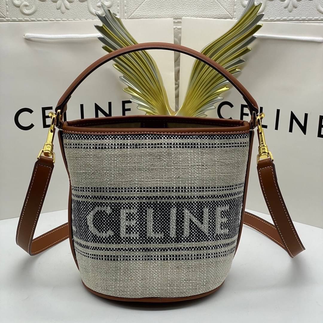 small CELINE TEXTILE BUCKET BAG / CELINE TEEN BUCKET in STRIPED TEXTILE WITH JACQUARD ดีไซน์ทรง Bucket small size เนื้อหนาแข็งแรง ภายในกว้างและจุใส่สัมภาระได้เยอะจุใจ อะไหล่แบรนด์สีทองสุดหรู