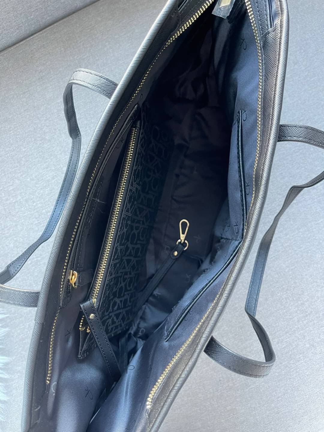 Calvin Klein tote bag กระเป๋าทรงช้อปปิ้ง ใบใหญ่จุกๆ มาพร้อมกับใบลูก สามารถถอดได้ เปิดปิดด้วยซิปบน ไม่ต้องกลัวของตกหล่น ภายในโล่งกว้าง ใส่ไอแพด/โน๊ตบุ๊ค/A4 ได้ค่ะ