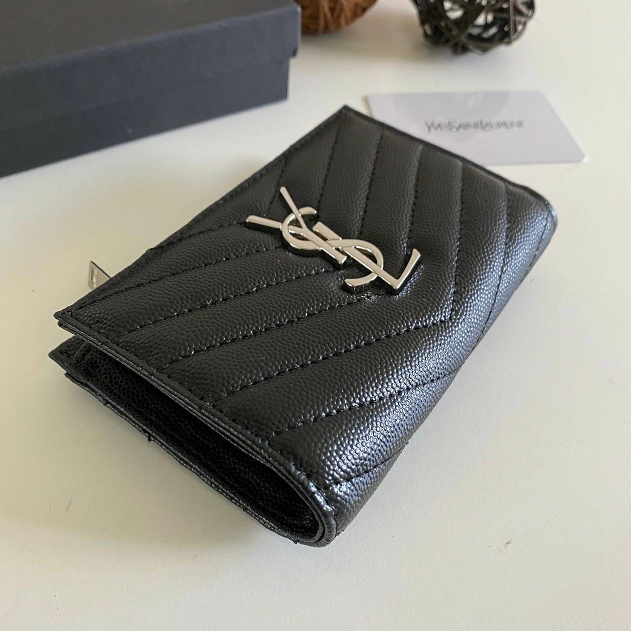 VIP GIFT 】หนังแท้ YSL SAINT LAURENT Monogram Zipped Bifold Wallet มาแล้วจร้า ถามหากันเยอะมากๆ กระเป๋าสตางค์ใบสั้นที่ใส่แบงค์ ใส่บัตร ใส่เหรียญได้เยอะสุดๆ มีสองด้านซิปและพับ ใบเดียวครบจบเลย หนังสวยมาก ละเอียดสุดๆ